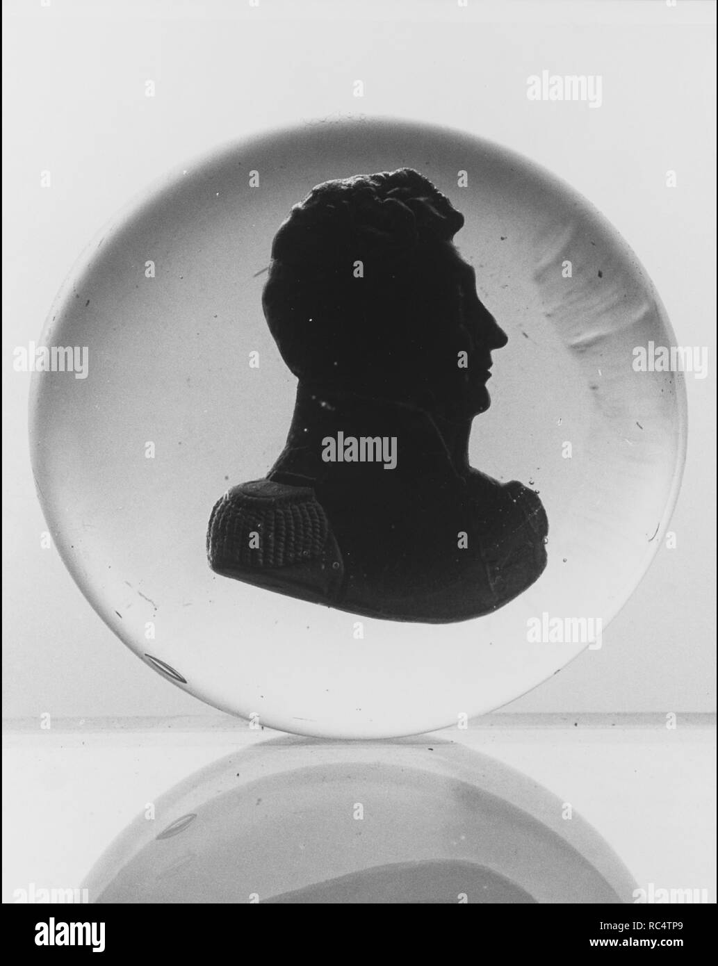 Poids du papier. Dimensions : diam. 2 7/8 in. (7,3 cm). Date : 1800-1883. Musée : Metropolitan Museum of Art, New York, USA. Banque D'Images