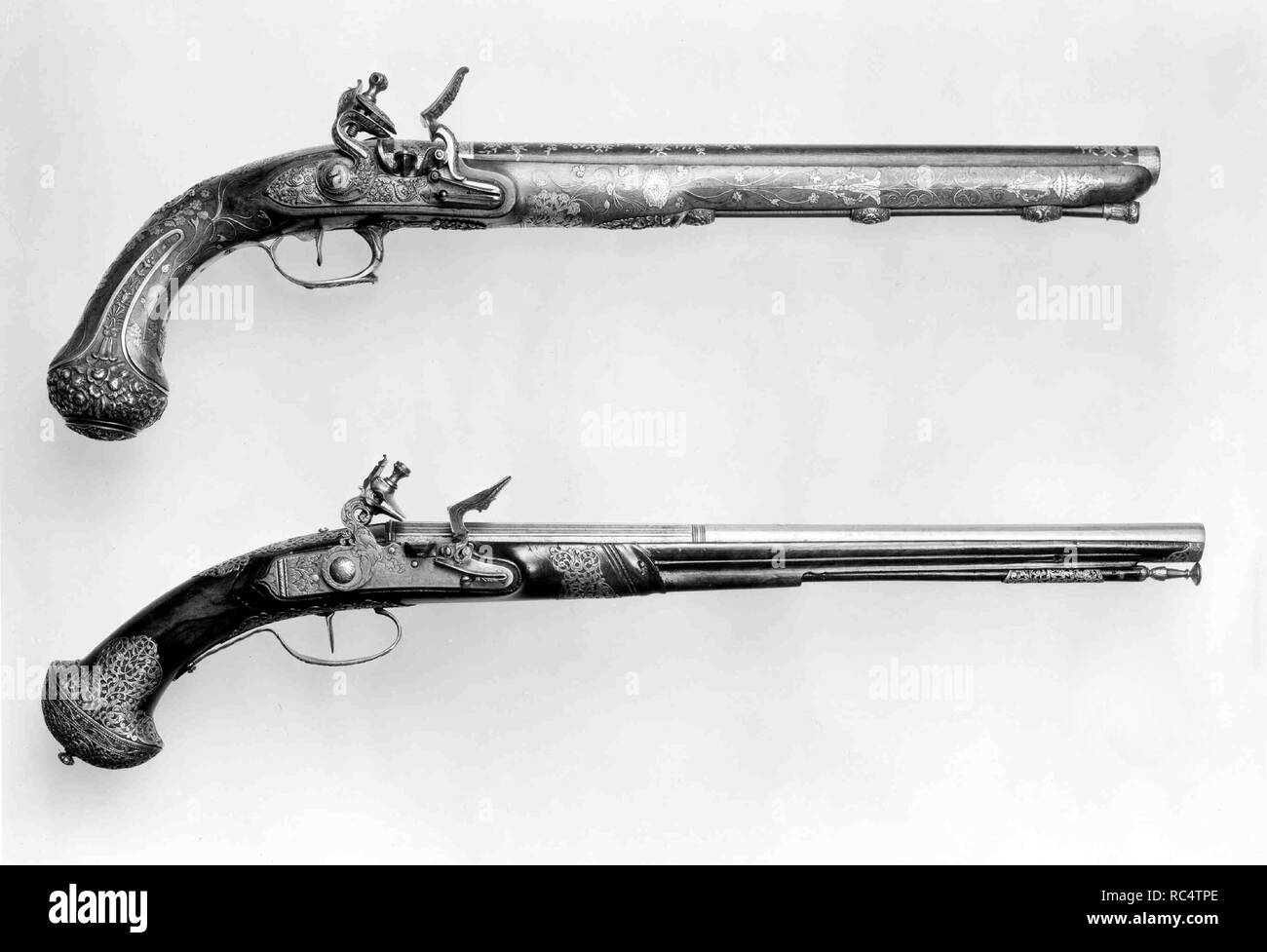 Paire de pistolets à silex. Culture : L'Italien, Brescia. Dimensions : L. de chaque 22 1/2 in. (57,2 cm) ; L. de chaque baril 15 13/16 in. (40,2 cm) ; de chaque Cal. .52 in. (13,2 mm) ; Wt. de chaque 1 lb. 15 oz. (879 g). Armurier : Girolamo Francino (Italien, Brescia, enregistré 1666-1709). Date : ca. 1650-60. Les armuriers Francino de Brescia et Gardone ont été célébrées. La supériorité de barils de Brescia a été reconnu depuis longtemps. En plus d'embellissement, ils ont été recherchés pour la qualité de leur métal, qui était léger mais solide. L'ornement en acier percé délicatement incrusté au ras de l'tensioactifs Banque D'Images