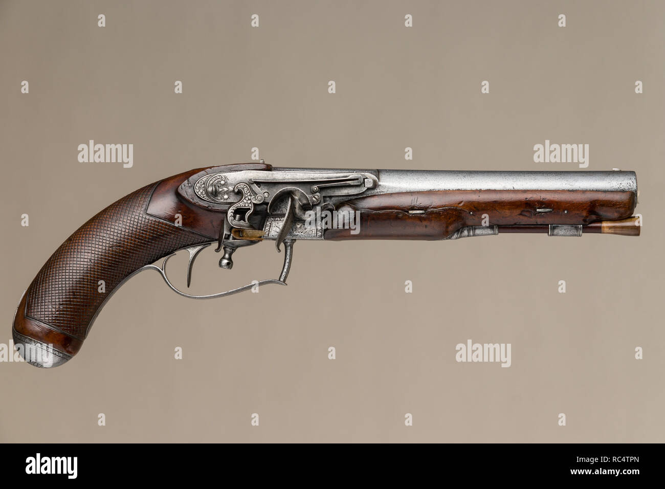 Pistolet à silex inversé. Culture : britanniques, Londres. Dimensions : L. 14 3/16 po. (36 cm) ; L. de baril 8 5/16 in. (21,1 cm) ; Cal. .65 dans. (16,6 mm) ; WT. 2 lb. 1.5 oz. (949,7 g). Armurier : Joseph Egg (Français, Huningue 1775-1837 Londres) ; Henry Tatham (britannique, Londres 1770-1825 Londres). Date : ca. 1813-15. Musée : Metropolitan Museum of Art, New York, USA. Banque D'Images