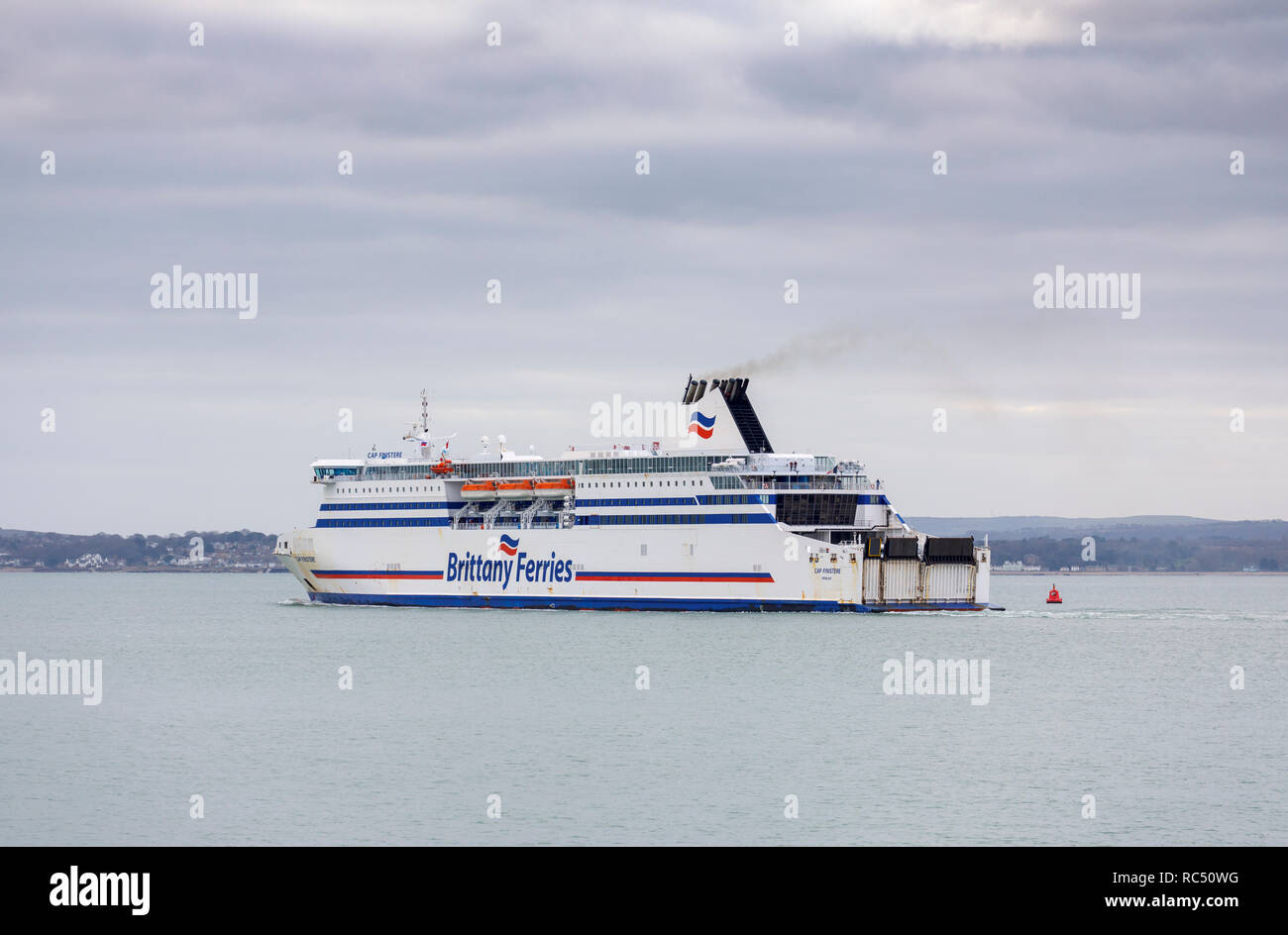 Brittany Ferries car ferry et 'Cap Finistère" en cours en mer voile vers l'Espagne dans le port de Portsmouth, Portsmouth, côte sud de l'Angleterre, Royaume-Uni Banque D'Images