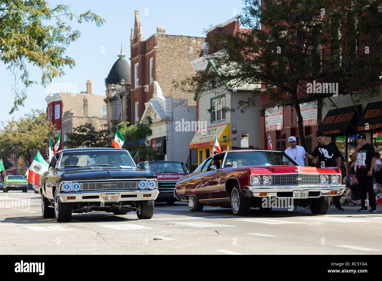 Chicago, Illinois, USA - 15 septembre 2018 : Pilsen indépendance mexicaine Day Parade, Chevrolet, Chevelle, avec drapeaux mexicains, en marchant dans la rue Banque D'Images