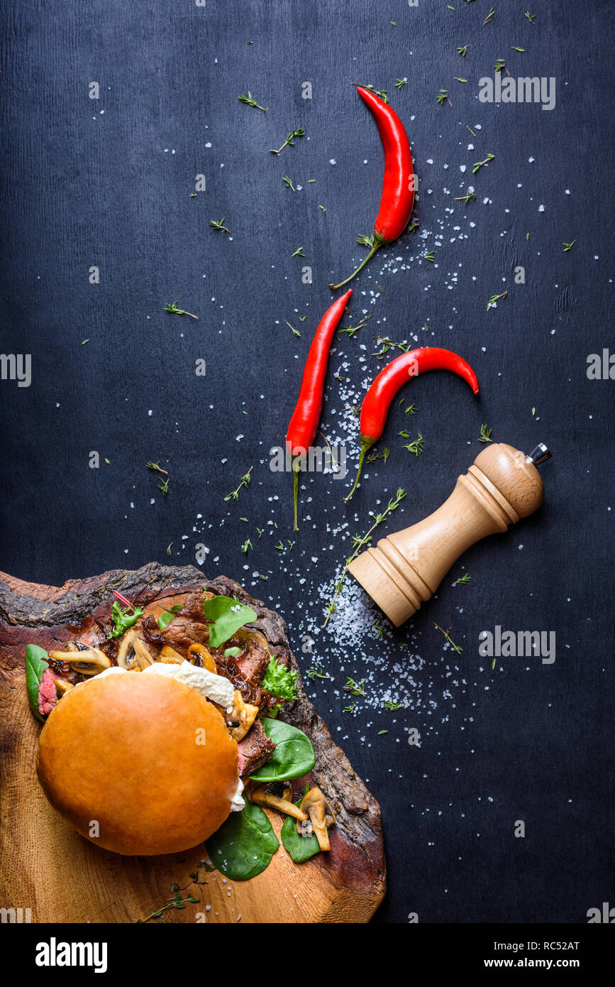 Burger de bœuf haché avec la viande, microgreens et champignons. Vue de dessus, copiez l'espace. Banque D'Images