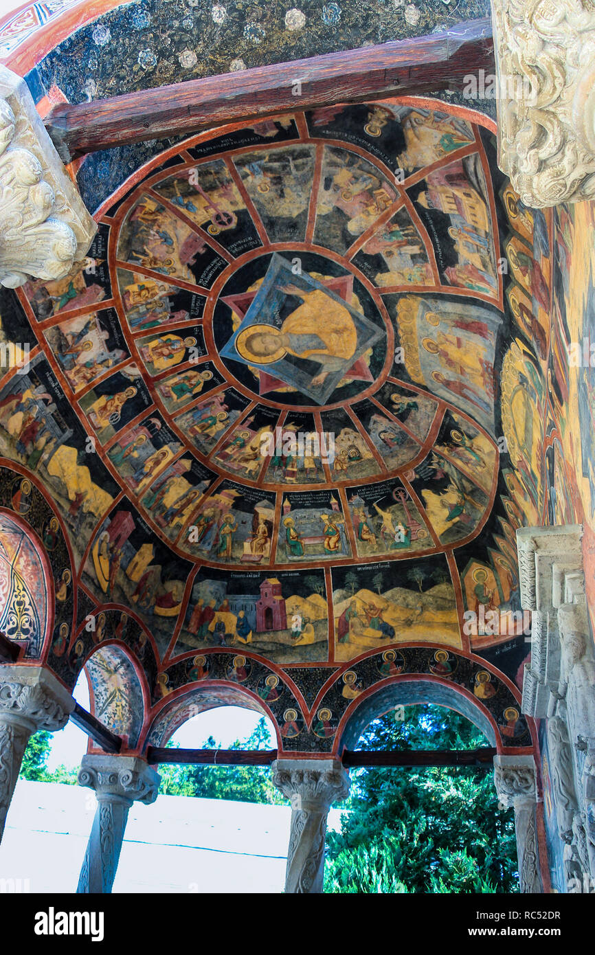 Sinaia, Roumanie - 2013 : Peintures sur le plafond du dôme de Biserica Mare (la grande église) au monastère de Sinaia par peintre danois Aage Exner Banque D'Images