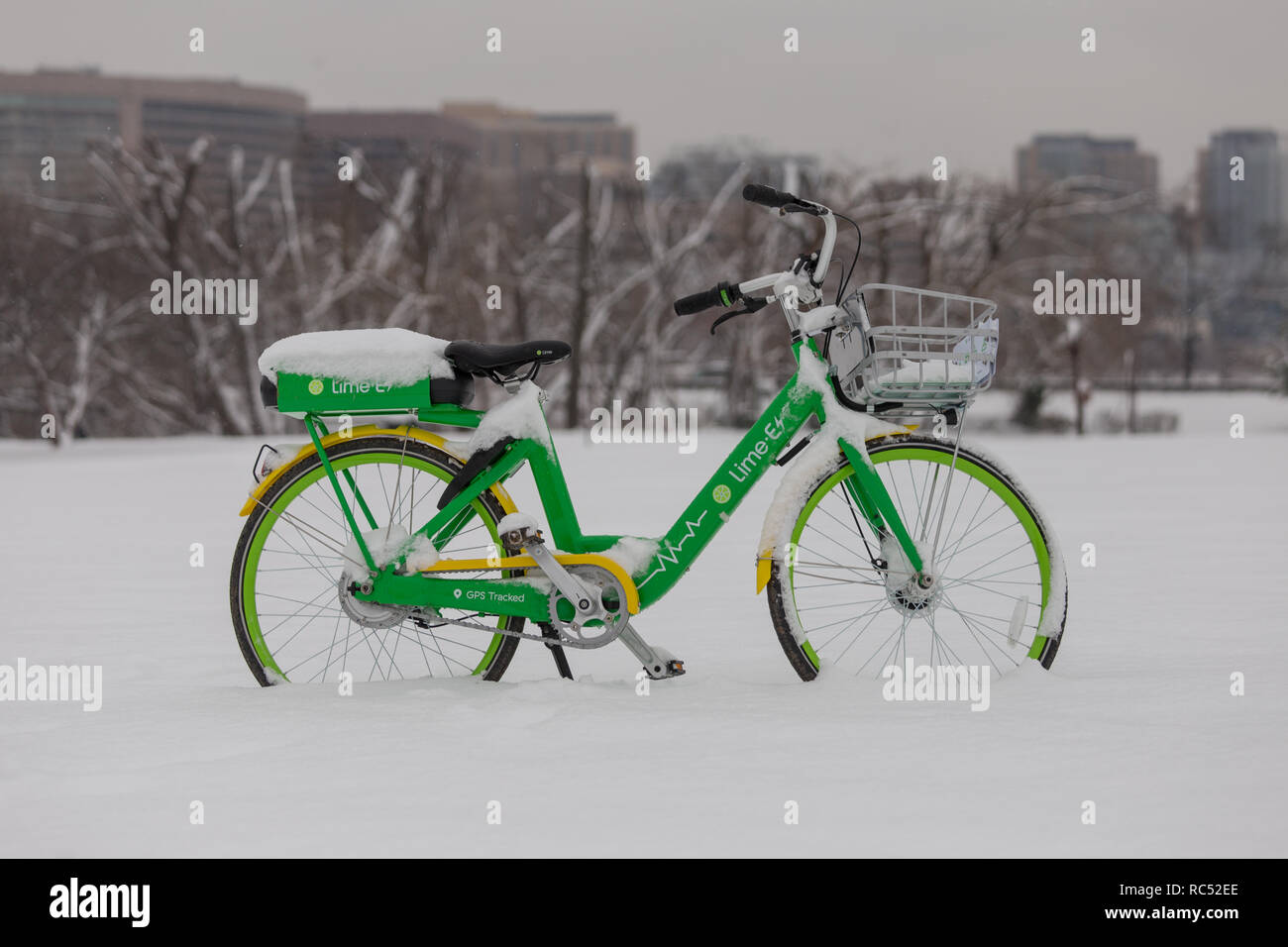 Un dockless v lo lectrique part e bike se trouve abandonn dans