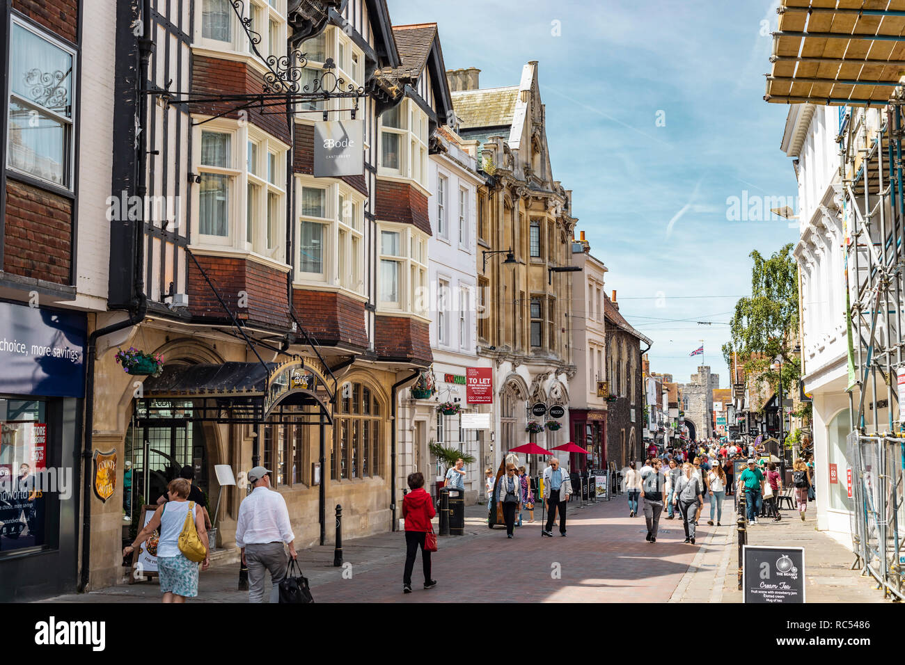 Canterbury, Royaume-Uni - le 24 juin 2018 : les personnes flânant dans les rues de Canterbury lors d'une journée ensoleillée en Angleterre. Banque D'Images