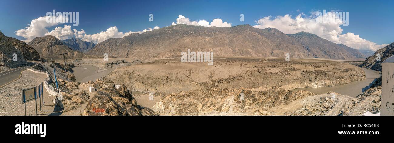 Confluent des rivières et de l'Indus au Pakistan Gilgit, lieu où trois plus hautes chaînes de montagnes du monde rencontrez - Himalaya, Karakoram et l'Hindou Kouch. Banque D'Images