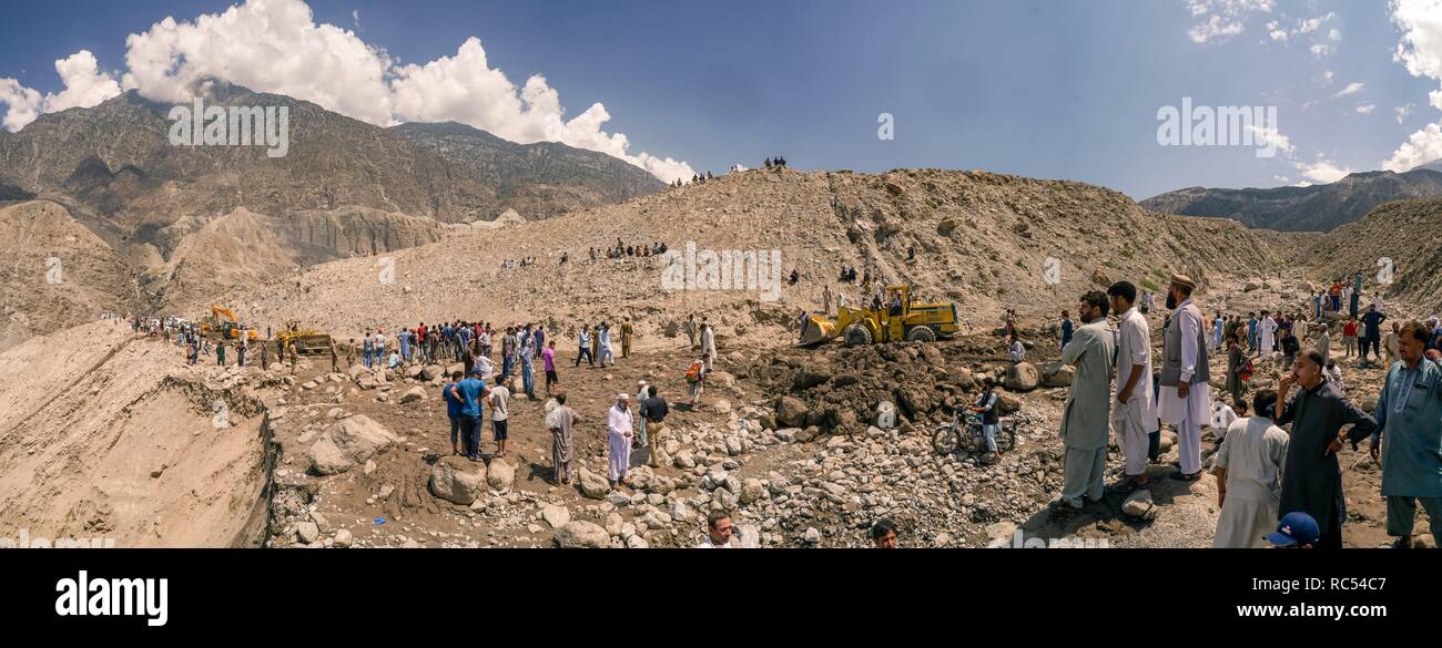 Route Karakoram, Pakistan - le 19 juillet 2018 : regarder les gens recovery fonctionne après l'éboulement détruit dangereuse route de montagne dans les montagnes du Karakoram, Banque D'Images