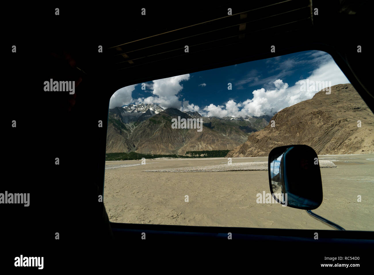 Vue sur la rivière Indus et montagnes du Karakoram à partir de la fenêtre de voiture. Voyager au Pakistan. Banque D'Images