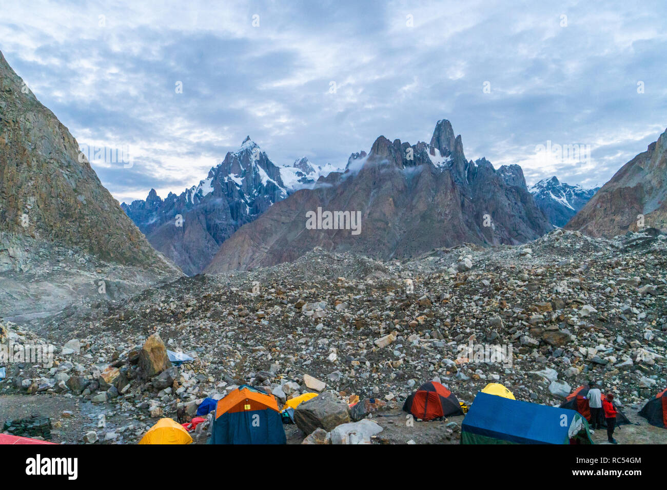 Camping sur glacier du Baltoro avec vue sur les tours de trango majestueux de montagnes du Karakoram, au Pakistan Banque D'Images