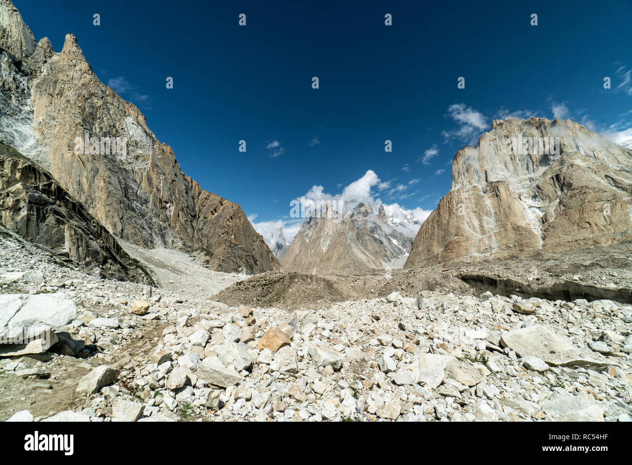 Les pics de montagnes du Karakoram glacier du Baltoro. Banque D'Images