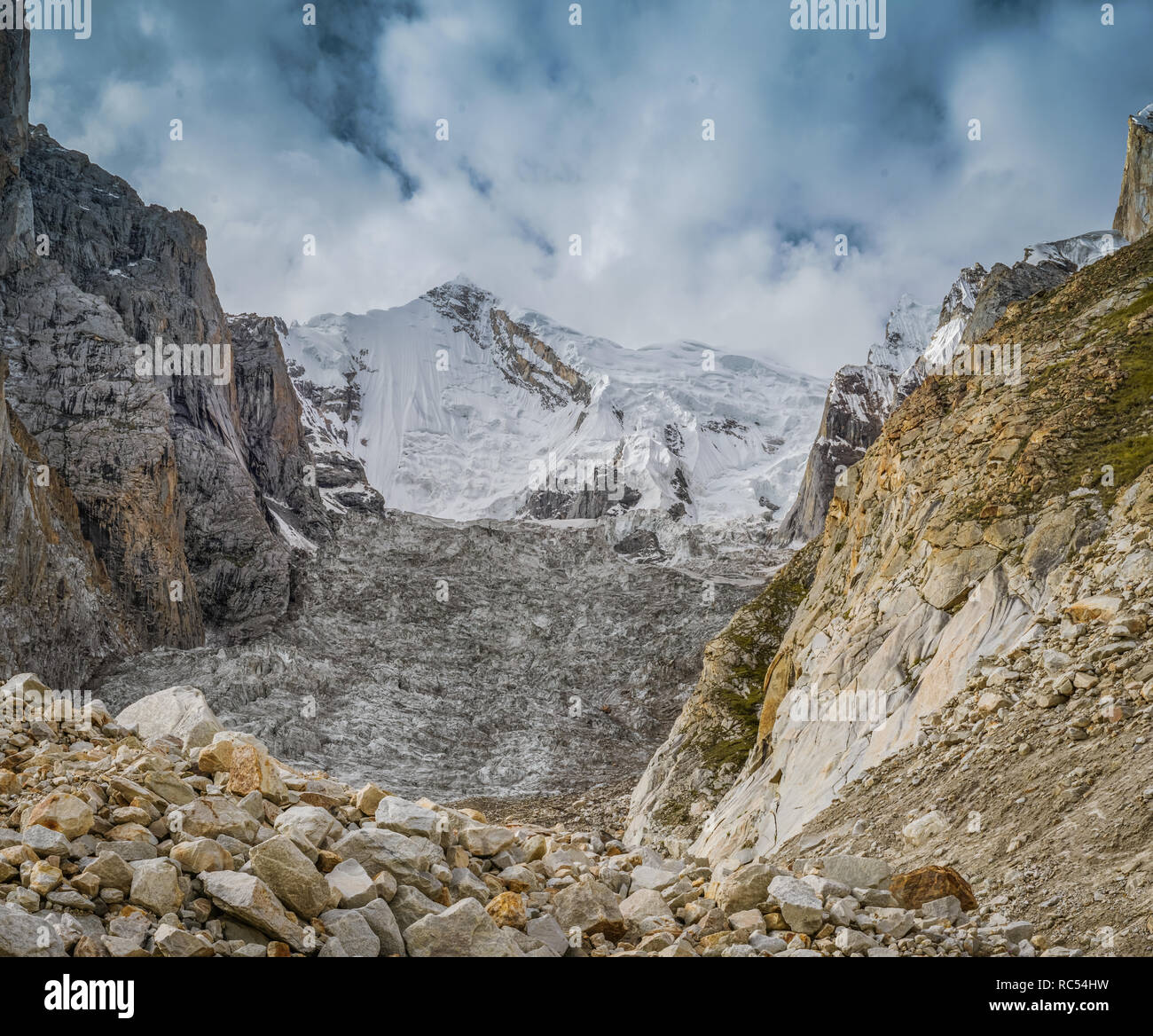 Glacier majestueux de montagnes du Karakoram, au Pakistan. Succursale de Glacier du Baltoro. Banque D'Images