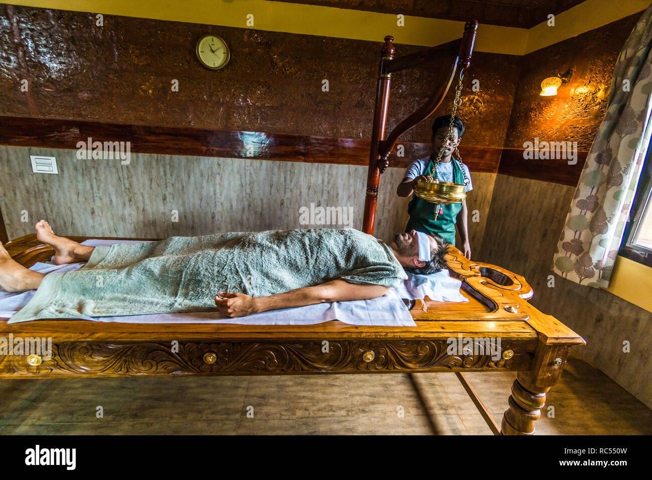 Karnataka, Inde - le 20 août 2018 : Young man relaxing in spa indien. Rédaction d'illustration. Banque D'Images
