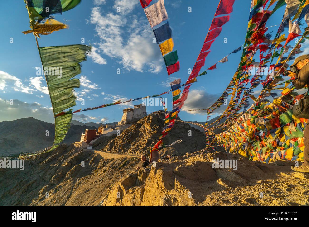 Les drapeaux de prières bouddhistes au-dessus de Leh en Inde flottant au vent. Monastère Namgyal Tsemo en arrière-plan. Banque D'Images