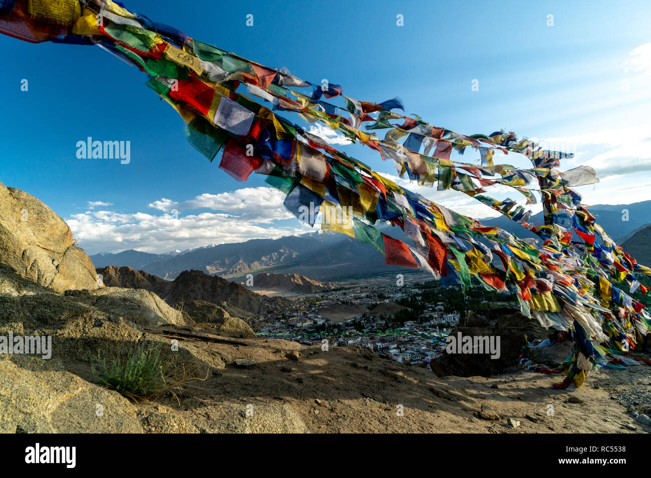 Les drapeaux de prières bouddhistes au-dessus de Leh, Ladakh en Inde. Place est une attraction populaire toutist. Banque D'Images