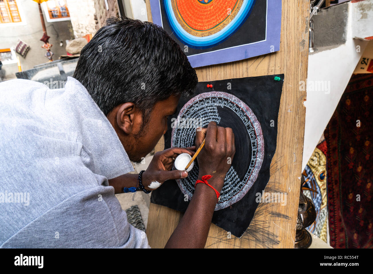 Leh, Inde - 24 août 2018 : une circulaire dessin symbole bouddhiste dans les rues de Leh. Rédaction d'illustration. Banque D'Images