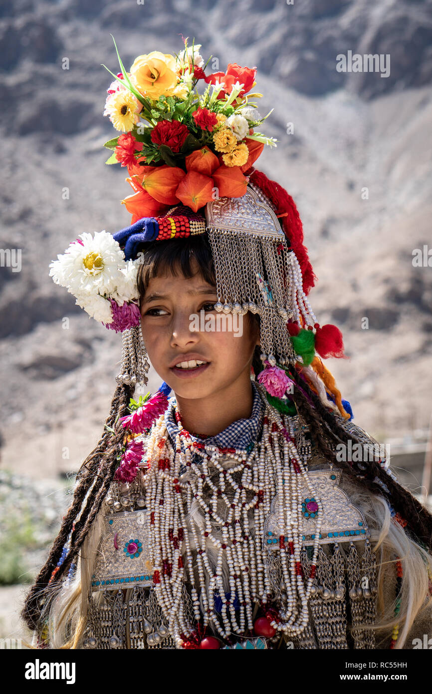 Le Ladakh, Inde - le 29 août 2018 : Portrait d'un enfant autochtone en costume traditionnel au Ladakh, Inde. Rédaction d'illustration. Banque D'Images