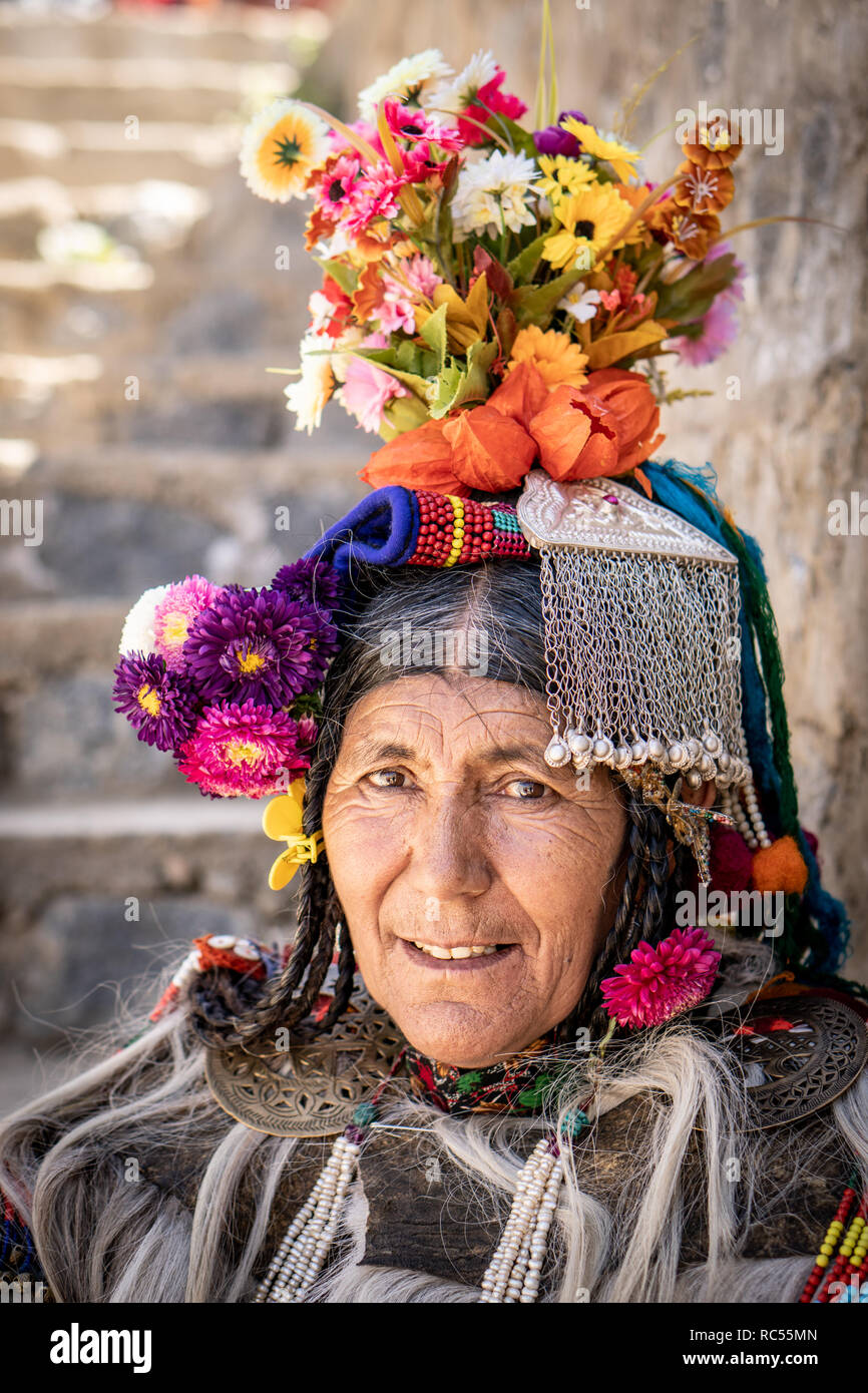 Le Ladakh, Inde - le 29 août 2018 : Portrait d'une femme âgée avec fleur traditionnelle hat au Ladakh, Inde. Rédaction d'illustration. Banque D'Images
