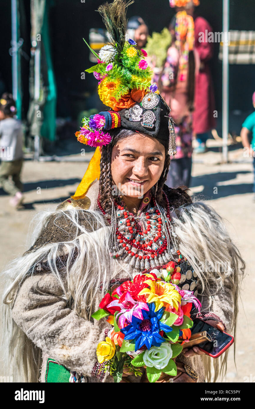Le Ladakh, Inde - le 29 août 2018 : Portrait d'une jeune femme autochtone traditionnelle en costume coloré au Ladakh, Inde. Rédaction d'illustration. Banque D'Images