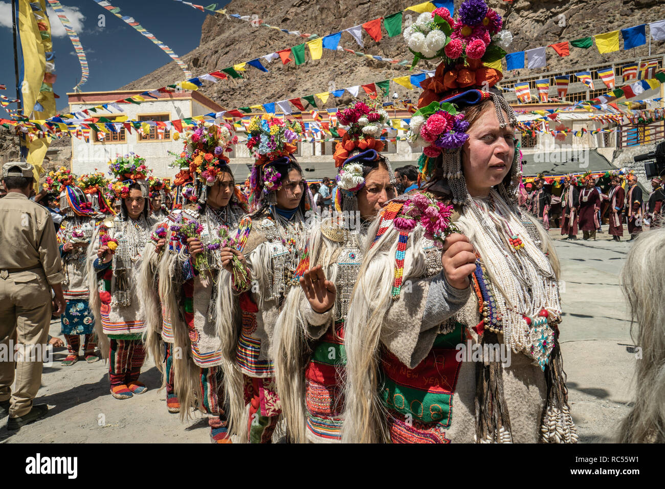Le Ladakh, Inde - le 29 août 2018 : Les femmes artistes-interprètes en costumes traditionnels de la danse au Ladakh, Inde. Rédaction d'illustration. Banque D'Images