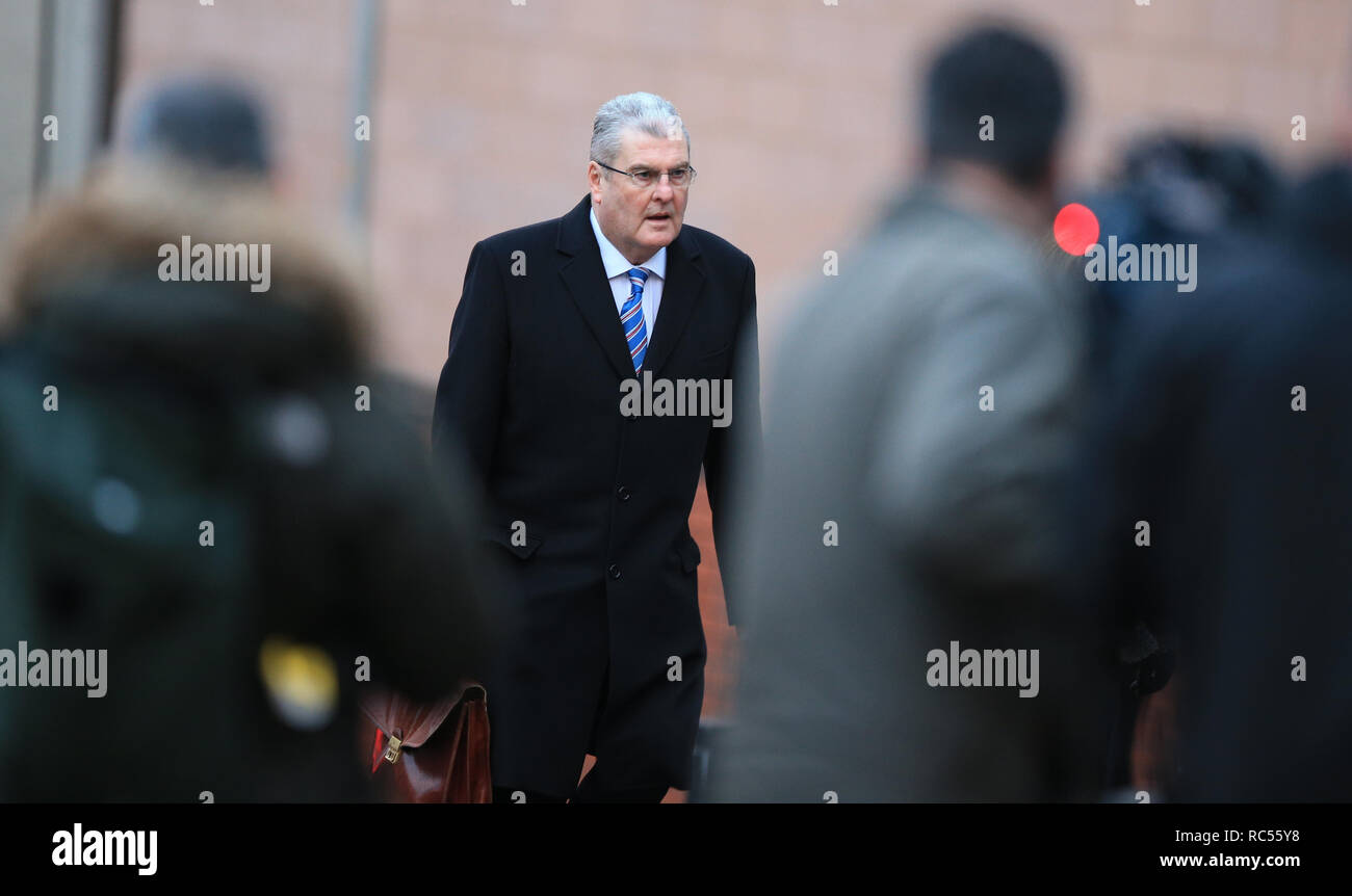 Ancien secrétaire du club Sheffield Wednesday, 68 Graham Mackrell, qui est accusé d'une infraction comportant le certificat de sécurité du stade et d'une allégation de santé et de sécurité à la suite de la mort de 95 supporters de Liverpool en 1989, demi-finale de la FA Cup, arrive à la Cour de la Couronne de Preston. Banque D'Images