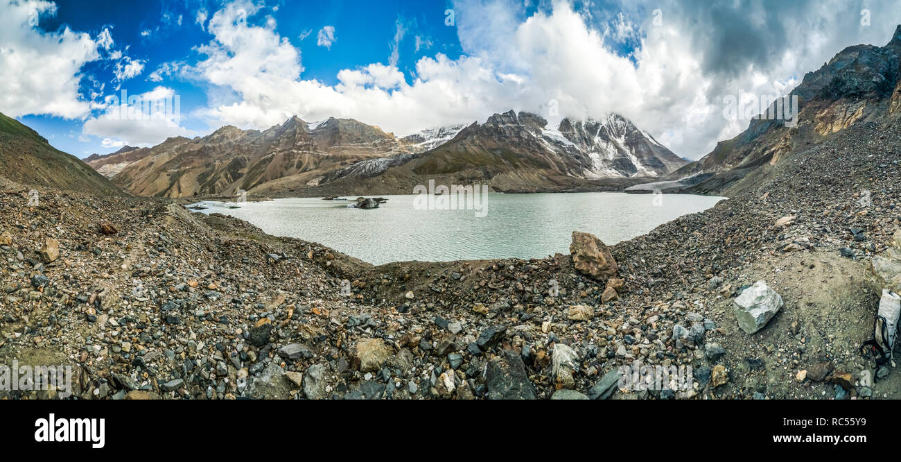 Beau lac glaciaire en haut des montagnes du Cachemire en Inde Banque D'Images