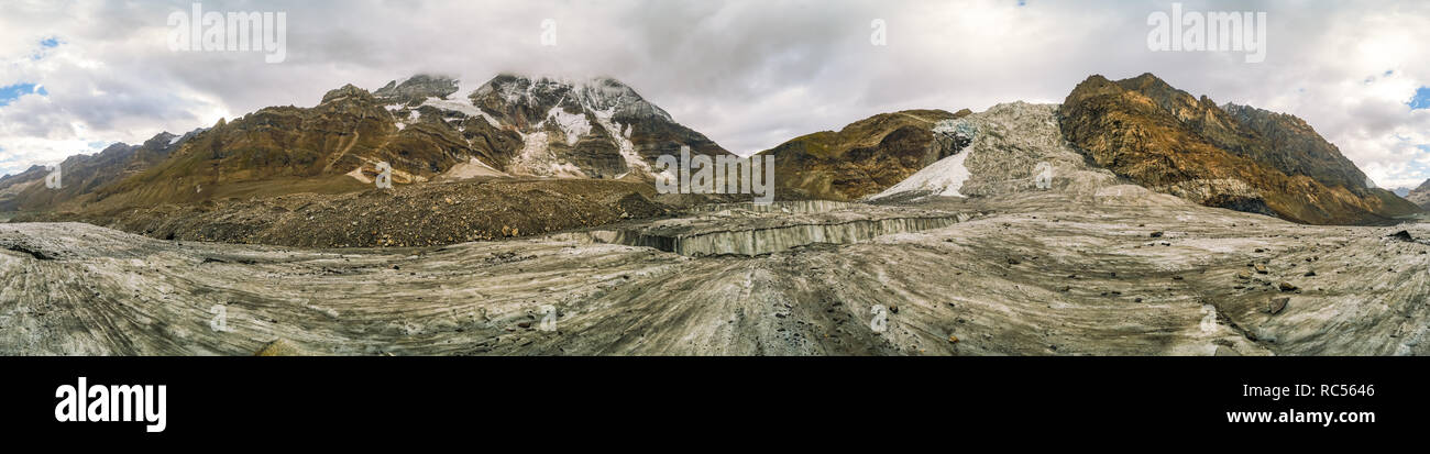Vue panoramique du glacier massive venant de la montagne au Cachemire, en Inde. Banque D'Images