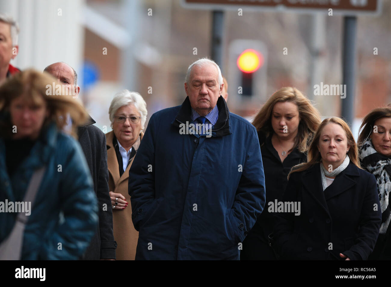 Le commandant David Duckenfield match Hillsborough (centre), qui est accusé de l'homicide involontaire coupable par négligence grave de 95 supporters de Liverpool en 1989, demi-finale de la FA Cup, arrive à la Cour de la Couronne de Preston. Banque D'Images