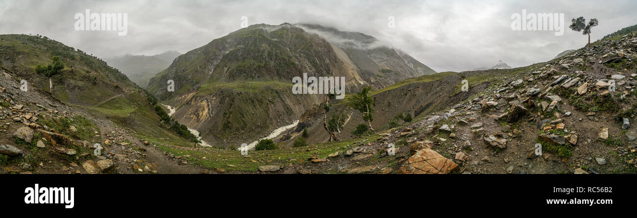 Vue panoramique sur les montagnes et vallées profondes dans les montagnes du Cachemire en Inde par jour nuageux. Banque D'Images