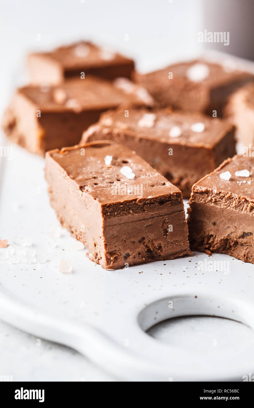 Fondant au chocolat végétalien premières sur un tableau blanc. La nourriture végétalienne saine concept. Banque D'Images