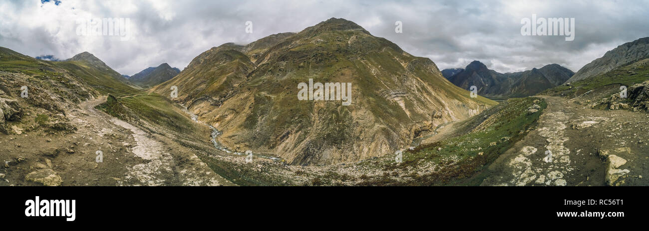 Vue panoramique sur les montagnes du Cachemire jour nuageux. Banque D'Images