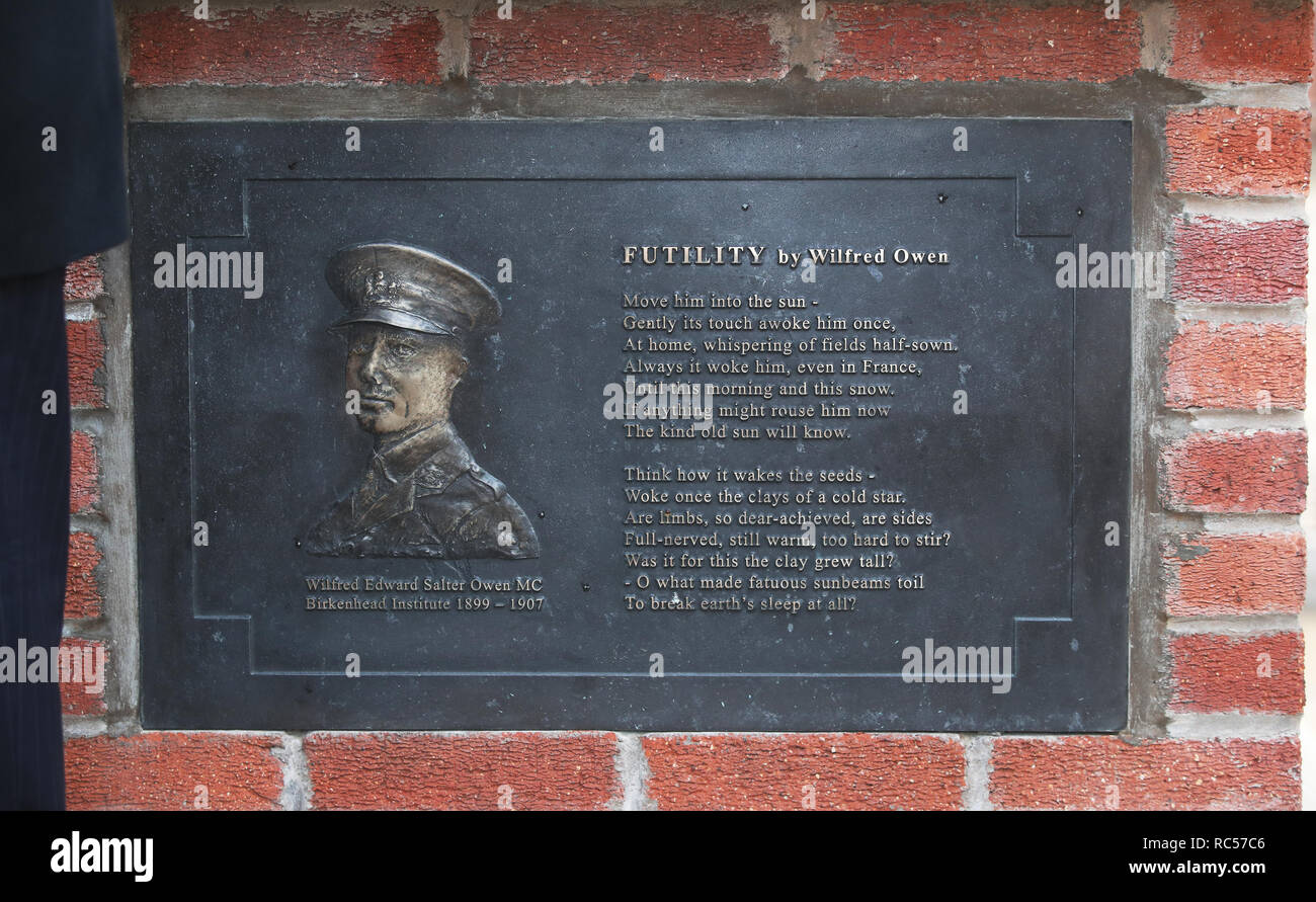 Un poème à Hamilton Square, Birkenhead, sur la nouvelle sculpture qui marque le 100e anniversaire de la mort de la guerre poète Wilfred Owen et qui seront dévoilés plus tard lundi par le duc et la duchesse de Cambridge. Banque D'Images