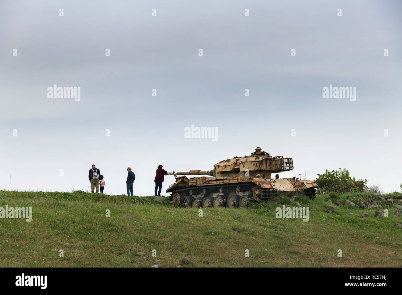 Touriste israélien local autour du char syrien abandonné dans la célèbre « Vallée des larmes ». Région des hauteurs du Golan du Nord. Israël Banque D'Images