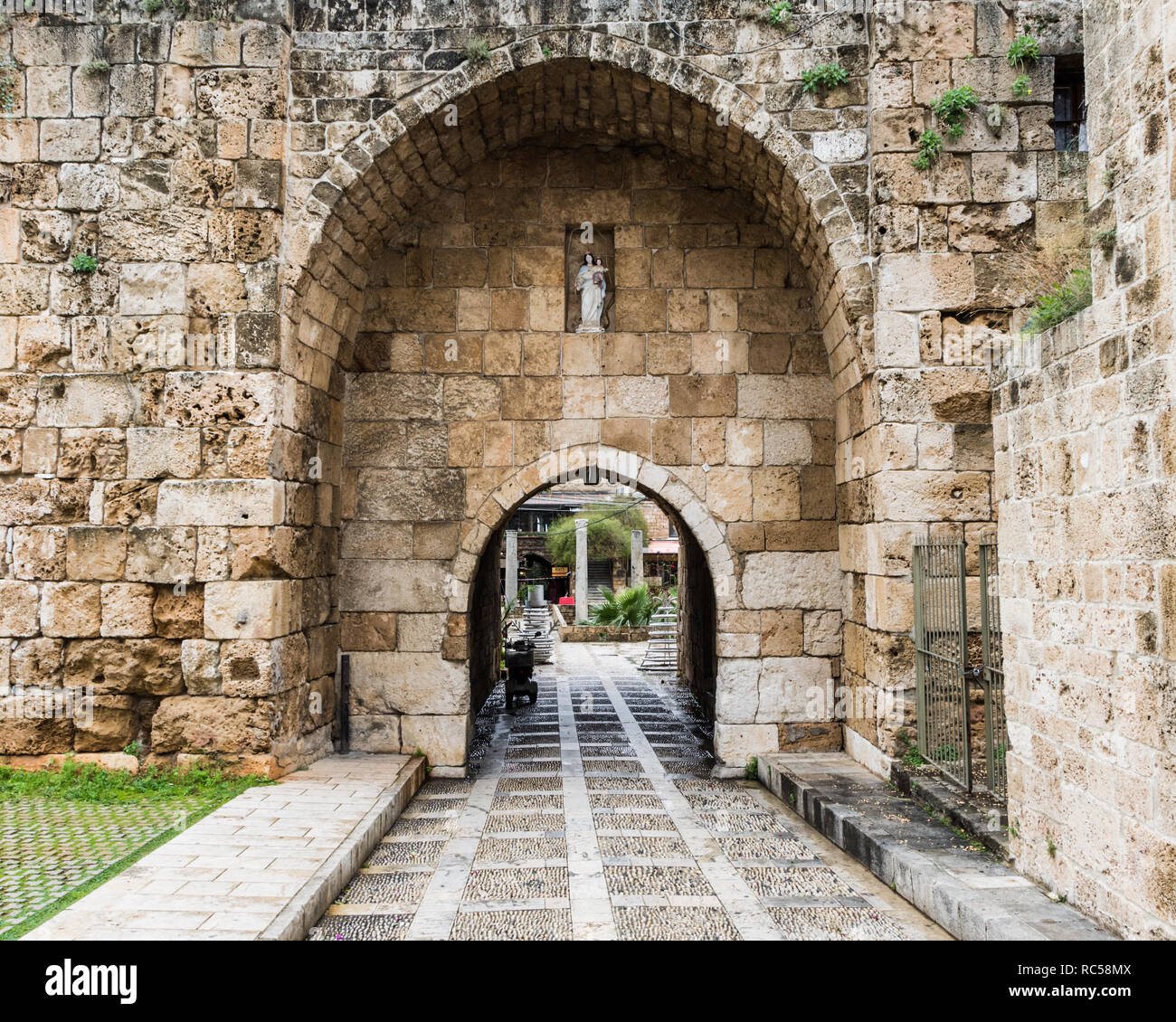 Gate à l'entrée de Byblos, Jbeil, Liban souk Banque D'Images
