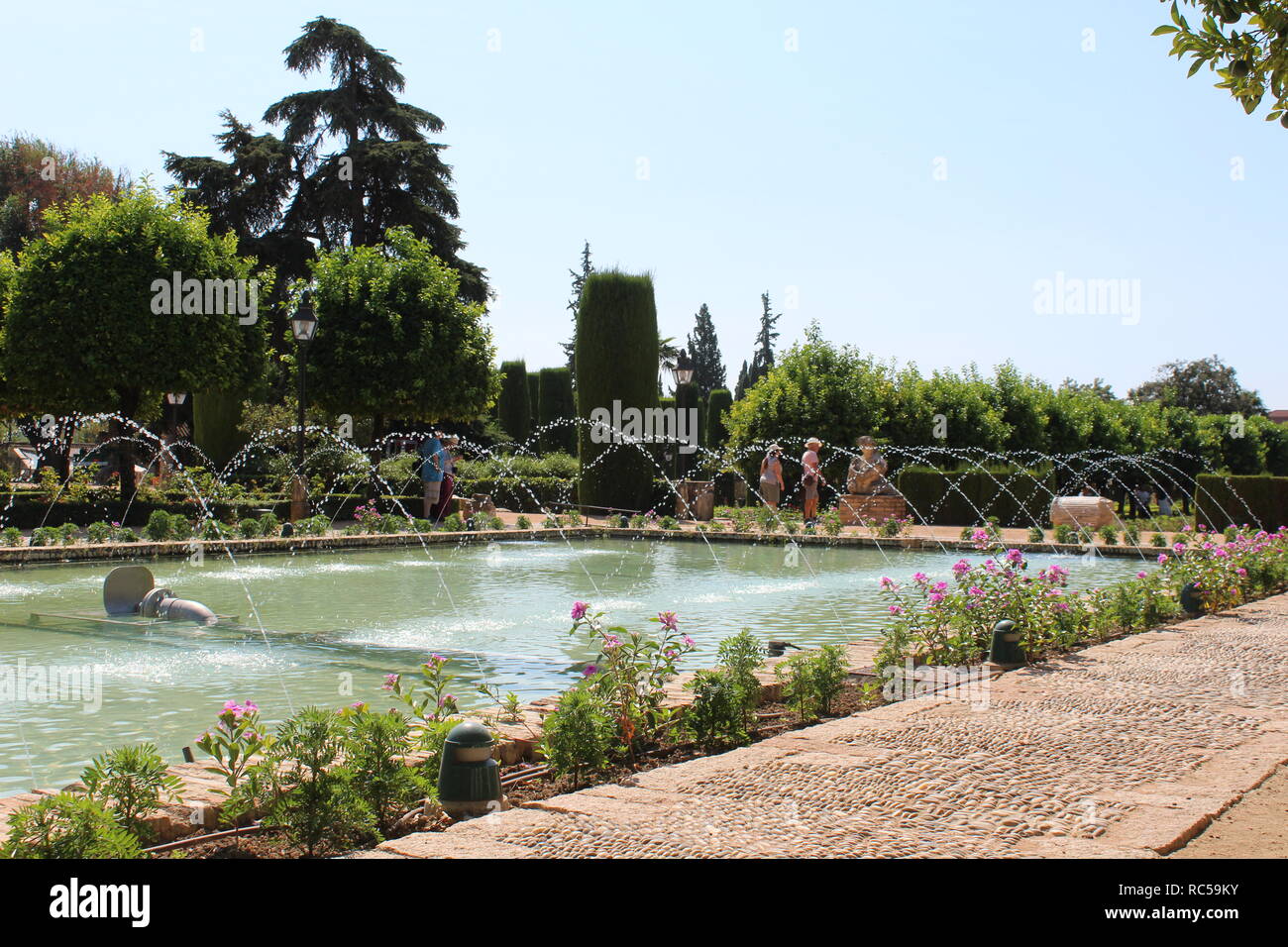 Un classique jardin espagnol dans le vieux fort à Cordoba, un lieu qui était une résidence officielle de la famille royale d'Espagne Banque D'Images