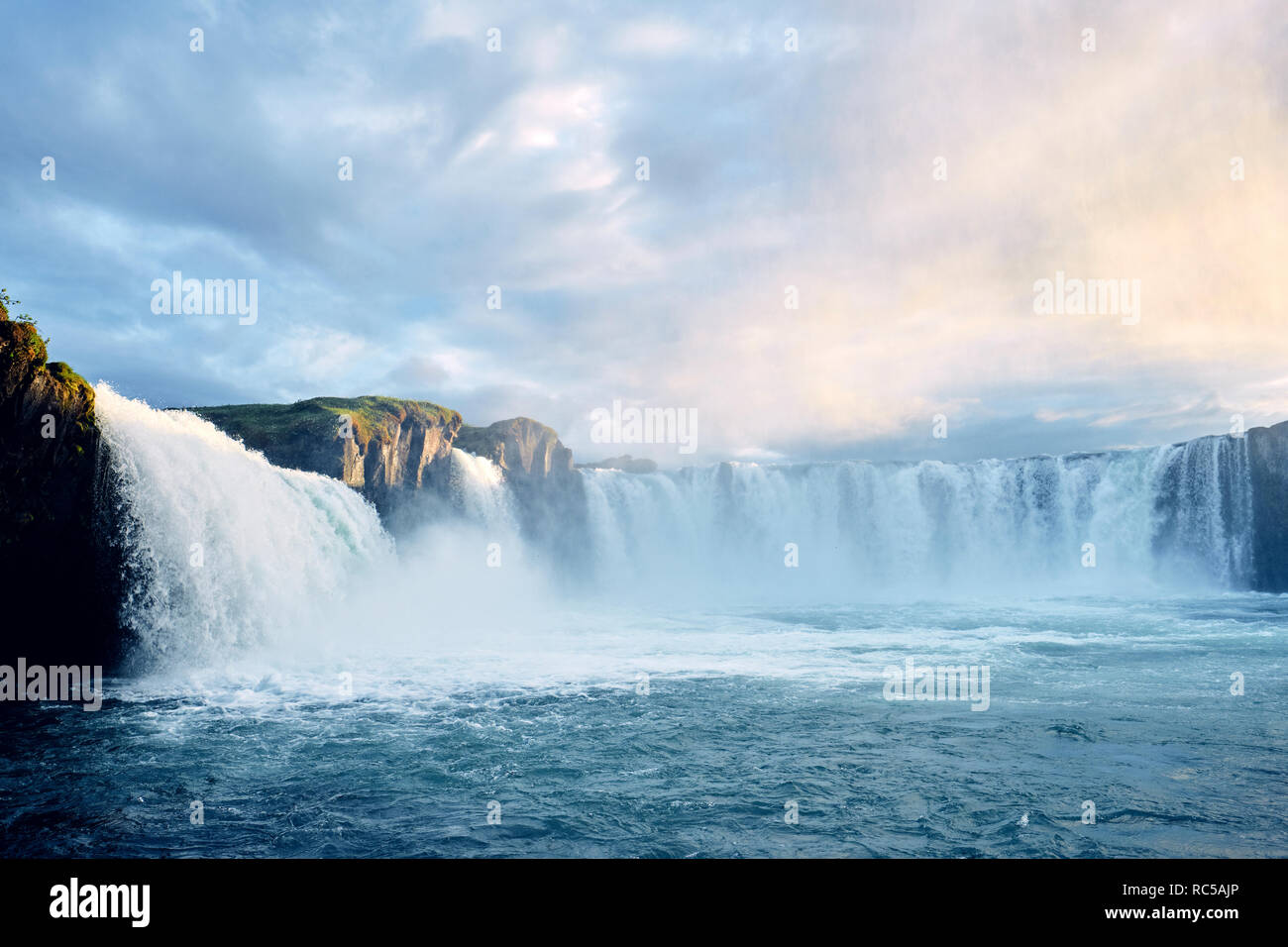 Cascade Godafoss en Islande du nord. Le Goðafoss (Islandais : 'cascade des dieux") est une cascade en Islande sur la rivière Skjálfandafljót. Banque D'Images