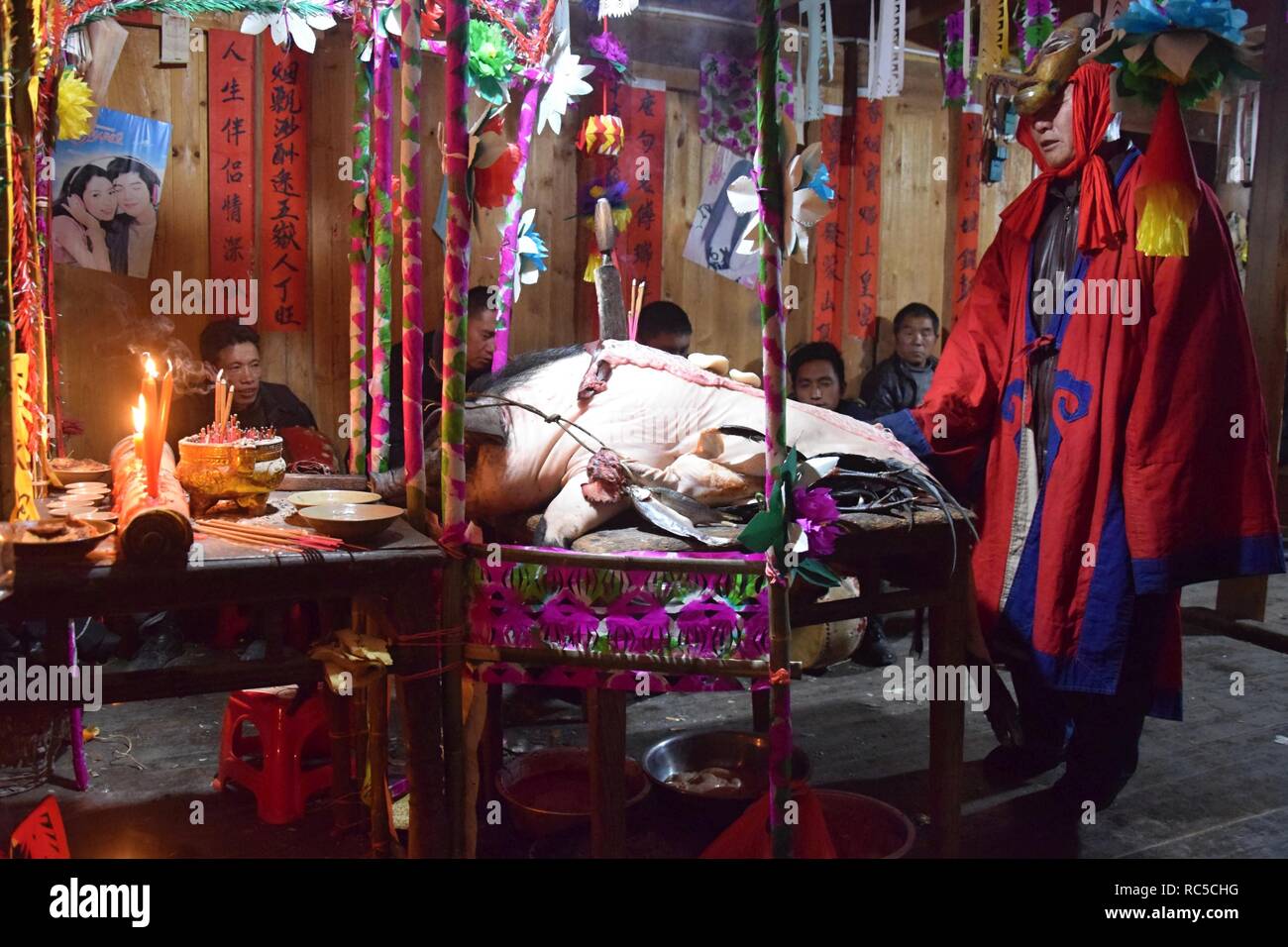 La province du Guizhou, Chine - CIRCA DÉCEMBRE 2018 : Le rituel rachetez le voeu accompagné d'exécution théâtrale n'par le rituel des maîtres. Banque D'Images