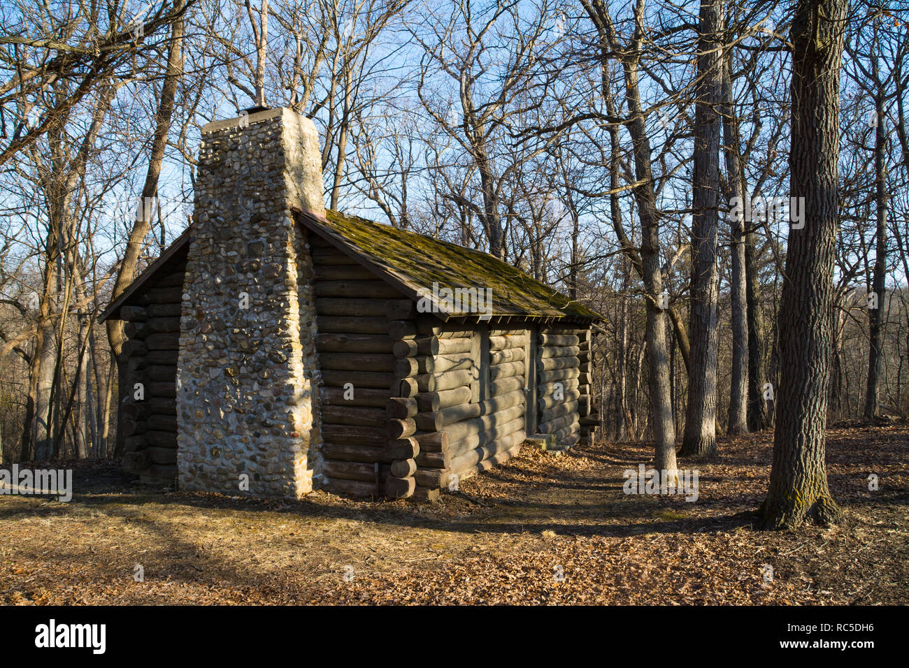 Log cabin in the woods, Matthiessen State Park, Utica, New York. Banque D'Images