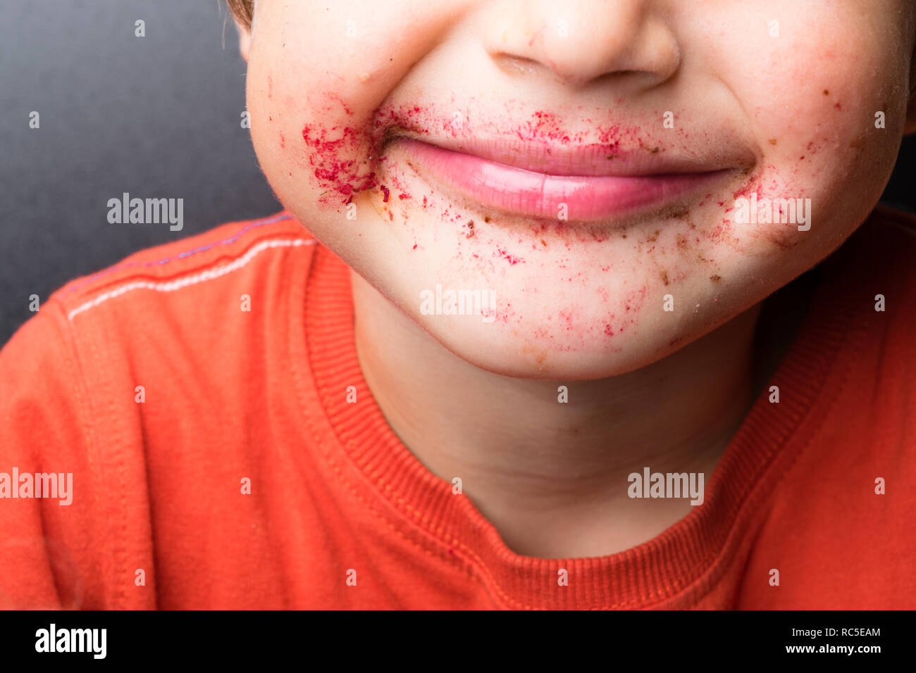 Garçon Suce Sucette Bébé Mange Rouge Orange Chupa Chups Et