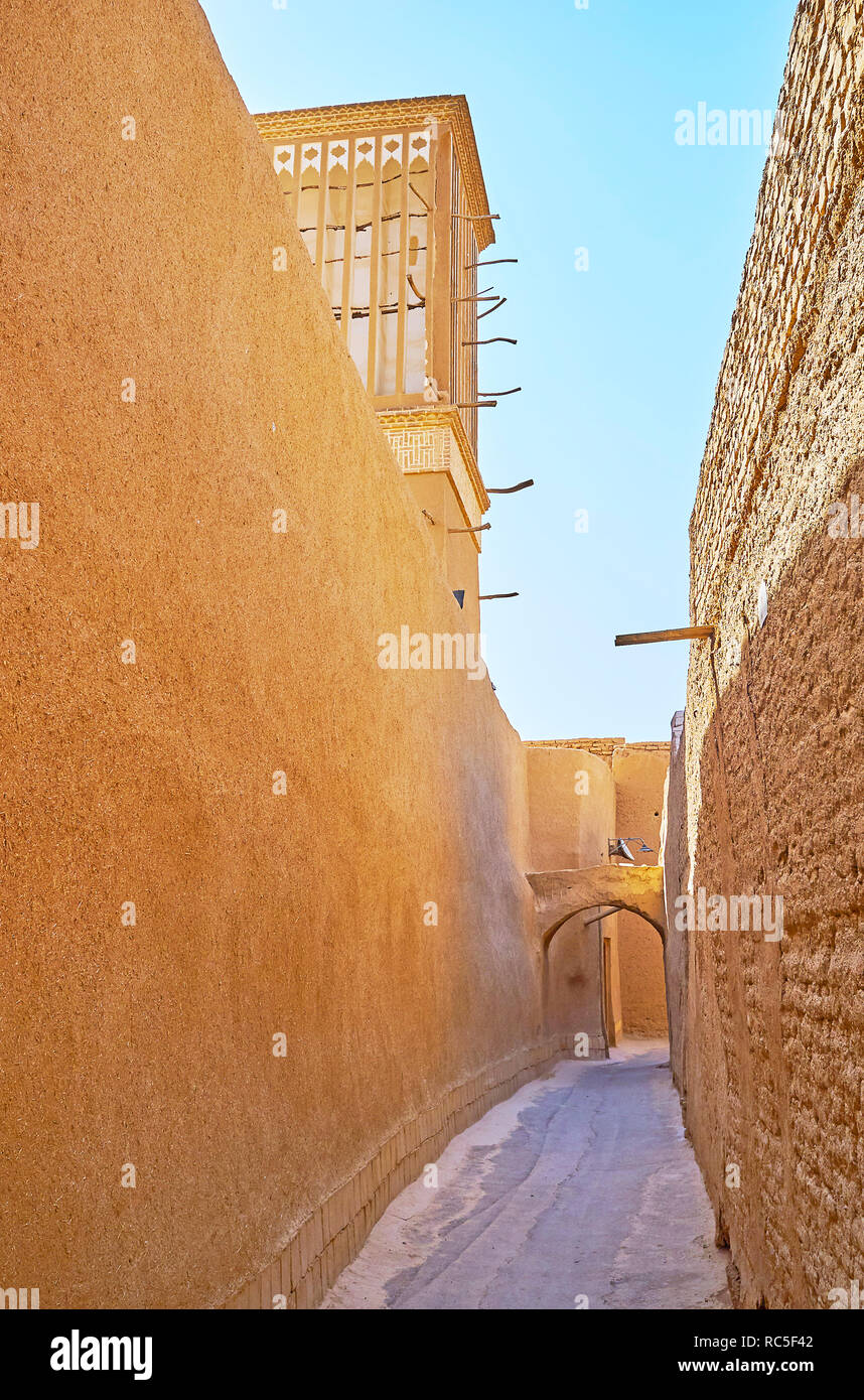 Tous les bâtiments d'habitation dans les anciens quartiers de Yazd font face à la rue avec de grands murs en adobe en blanc, également comme les clôtures, la protection de la cou Banque D'Images