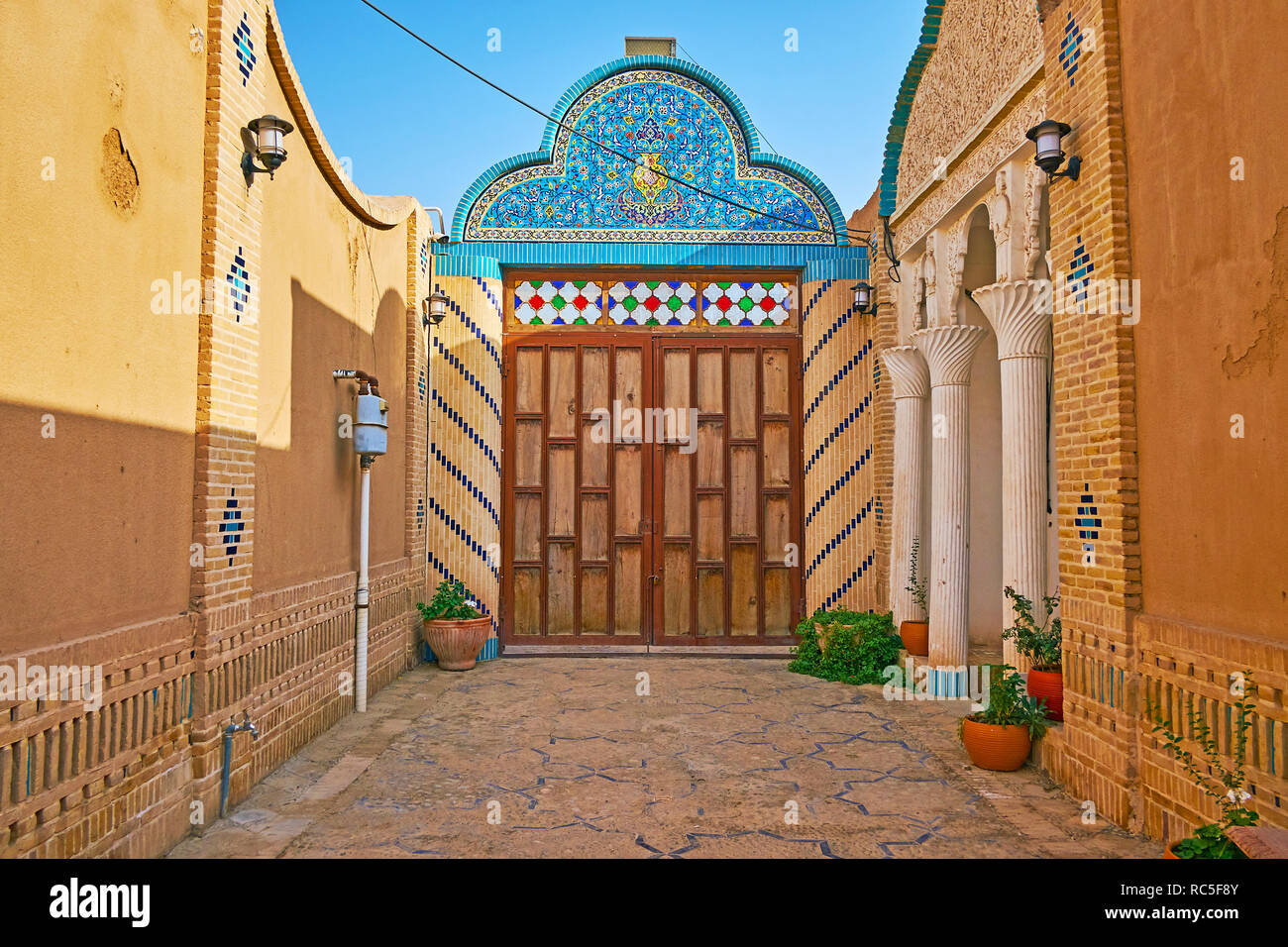 YAZD, Iran, 18 octobre 2017 : l'édifice de Yazd Bar Association dispose de carrelage en stuc sculpté, fine et le briquetage, le 18 octobre à Yazd. Banque D'Images