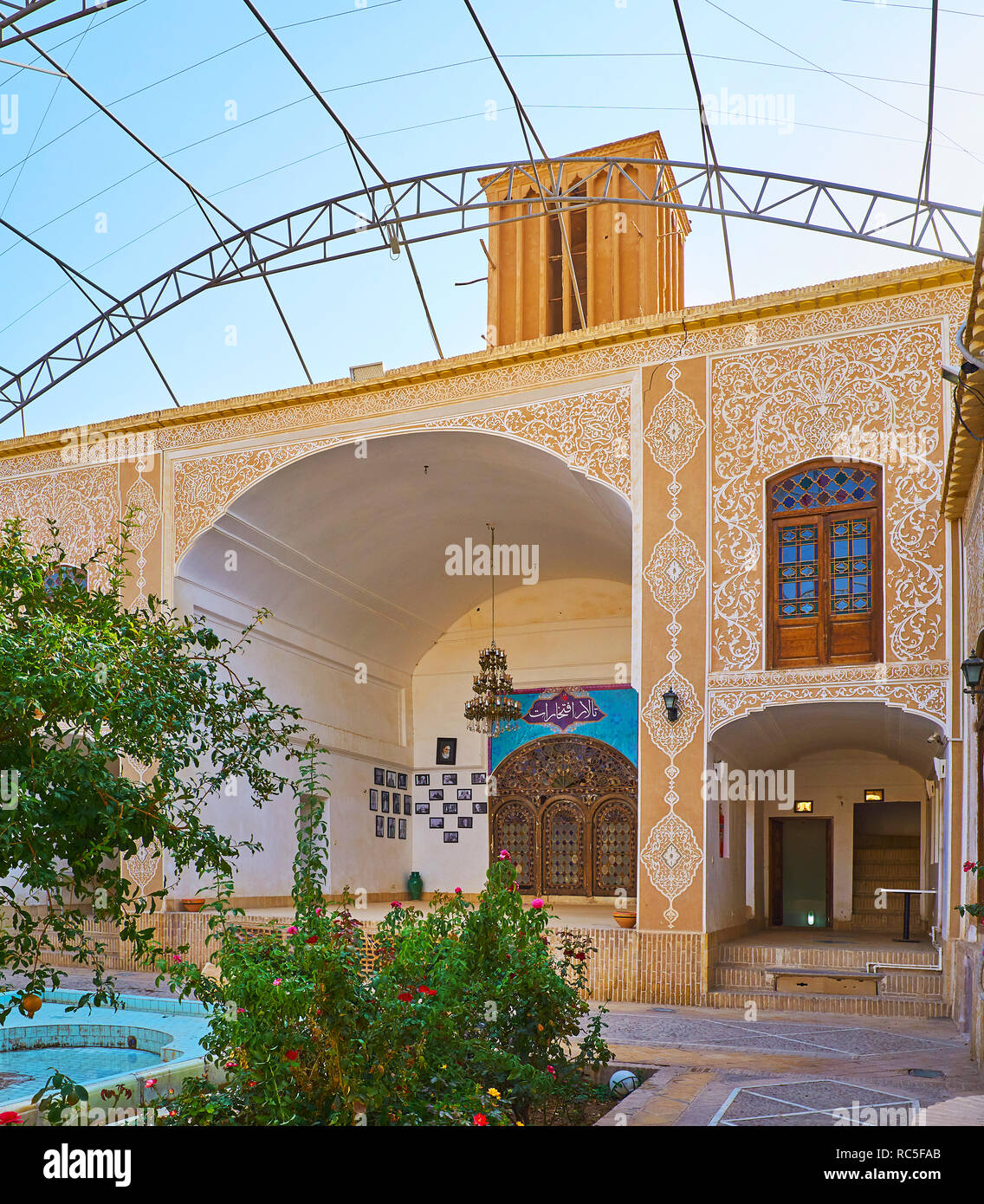 YAZD, Iran, 18 octobre 2017 : les riches décorations en plâtre de la cour intérieure de l'hôtel particulier de Yazd Bar Association, le 18 octobre dans la région de Yazd. Banque D'Images