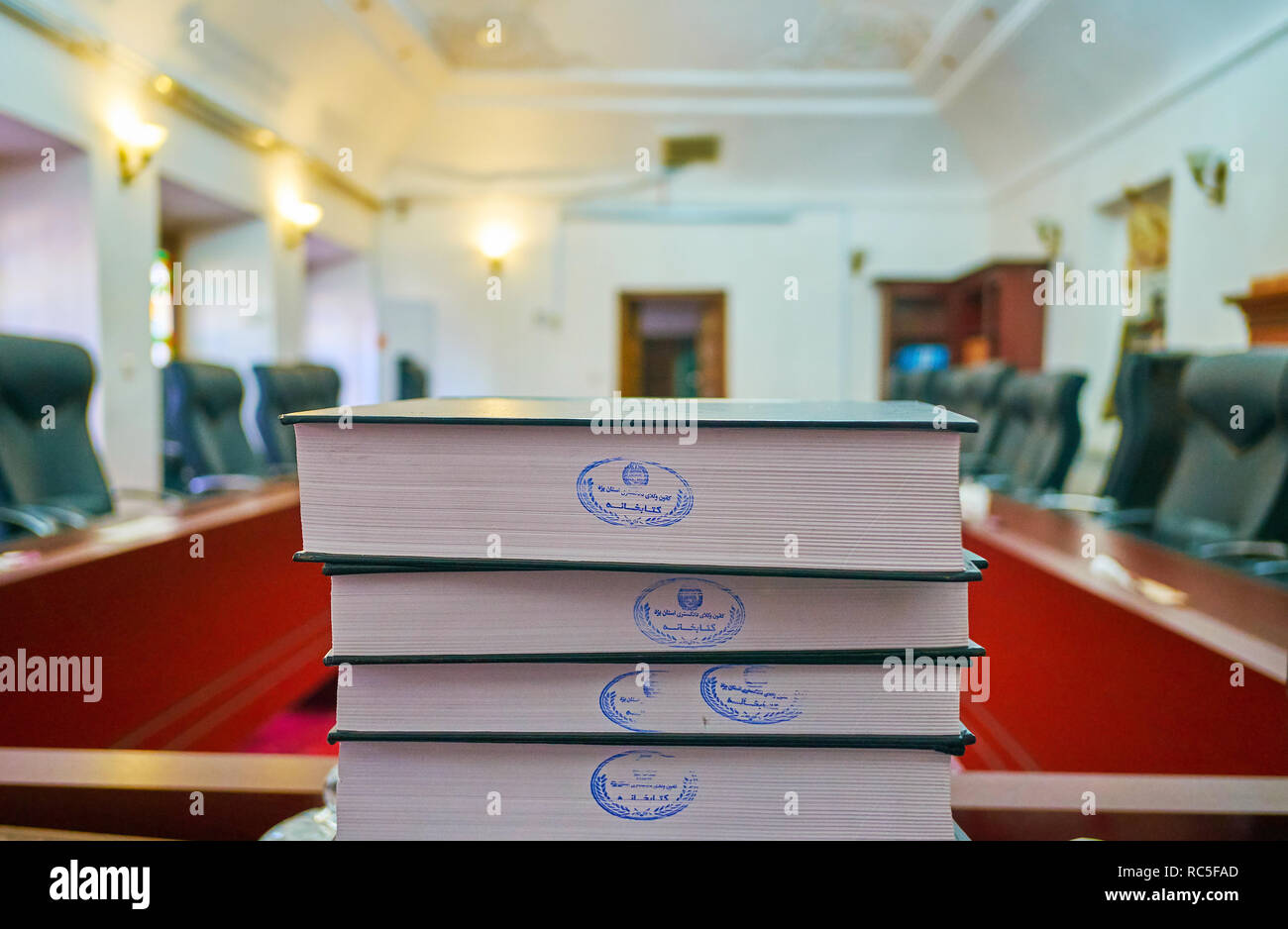 YAZD, Iran, 18 octobre 2017 : La pile de livres de droit sur le tableau de la salle de conférence de l'Association du Barreau de Yazd, le 18 octobre à Yazd. Banque D'Images