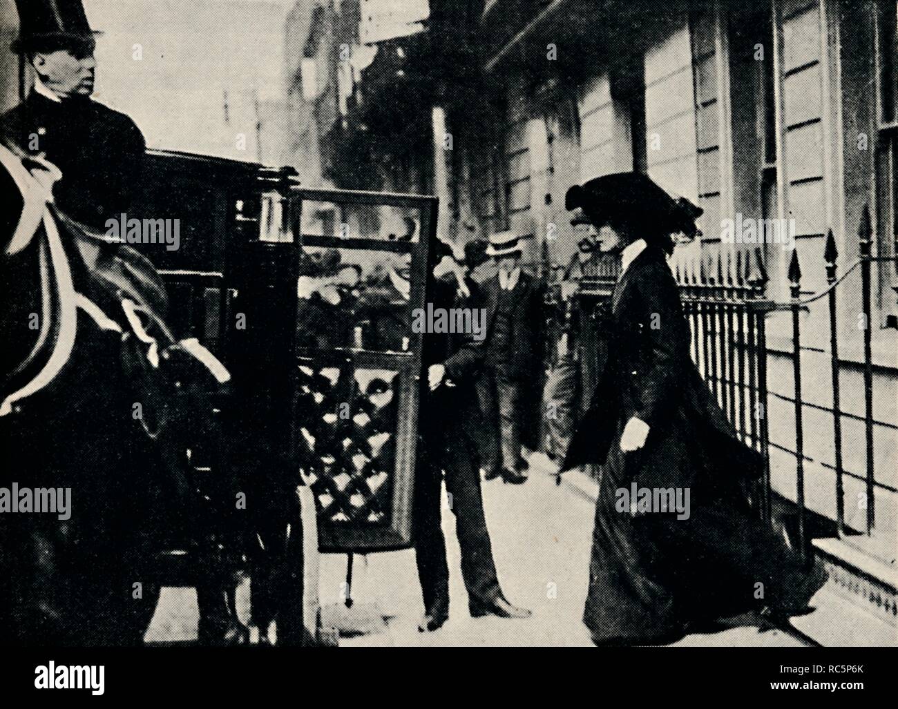 'Mr. Churchill part en lune de miel", 1908, (1945). Créateur : Inconnu. Banque D'Images