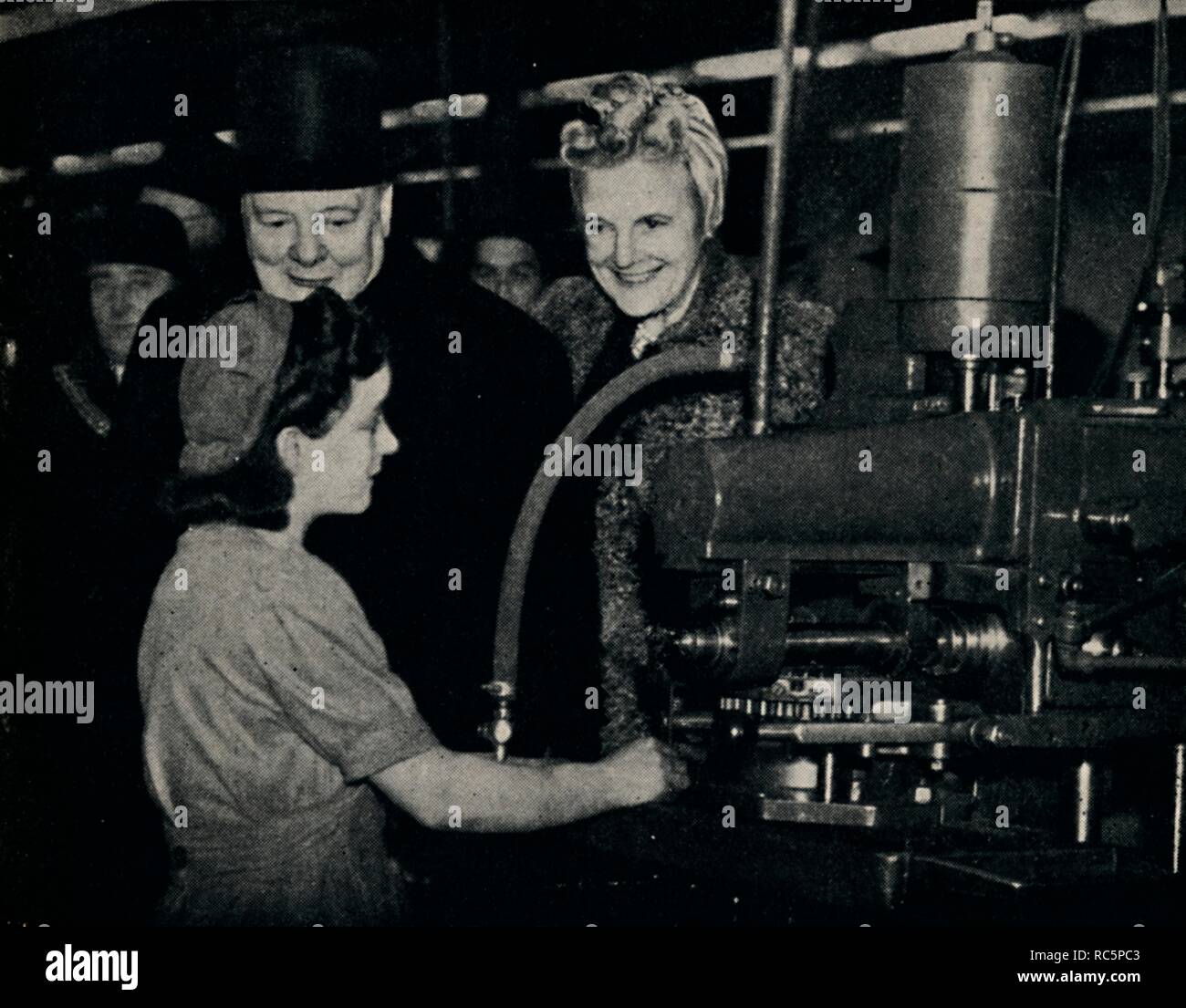 'Tour d'inspection dans une usine d'armes', 1940, (1945). Créateur : Inconnu. Banque D'Images