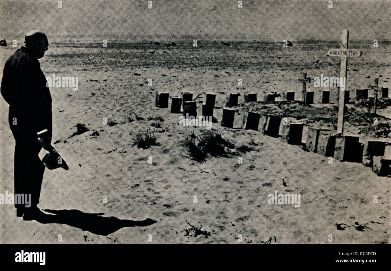 'À un cimetière de bataille en Egypte", 1942, (1945). Créateur : Inconnu. Banque D'Images