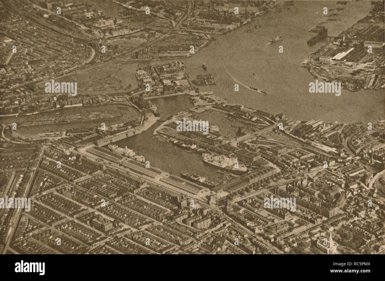'Les trois bassins de la East India Docks et les flancs noirs de la Thames Reach vu de l'Air', Organisateur : Aerofilms. Banque D'Images