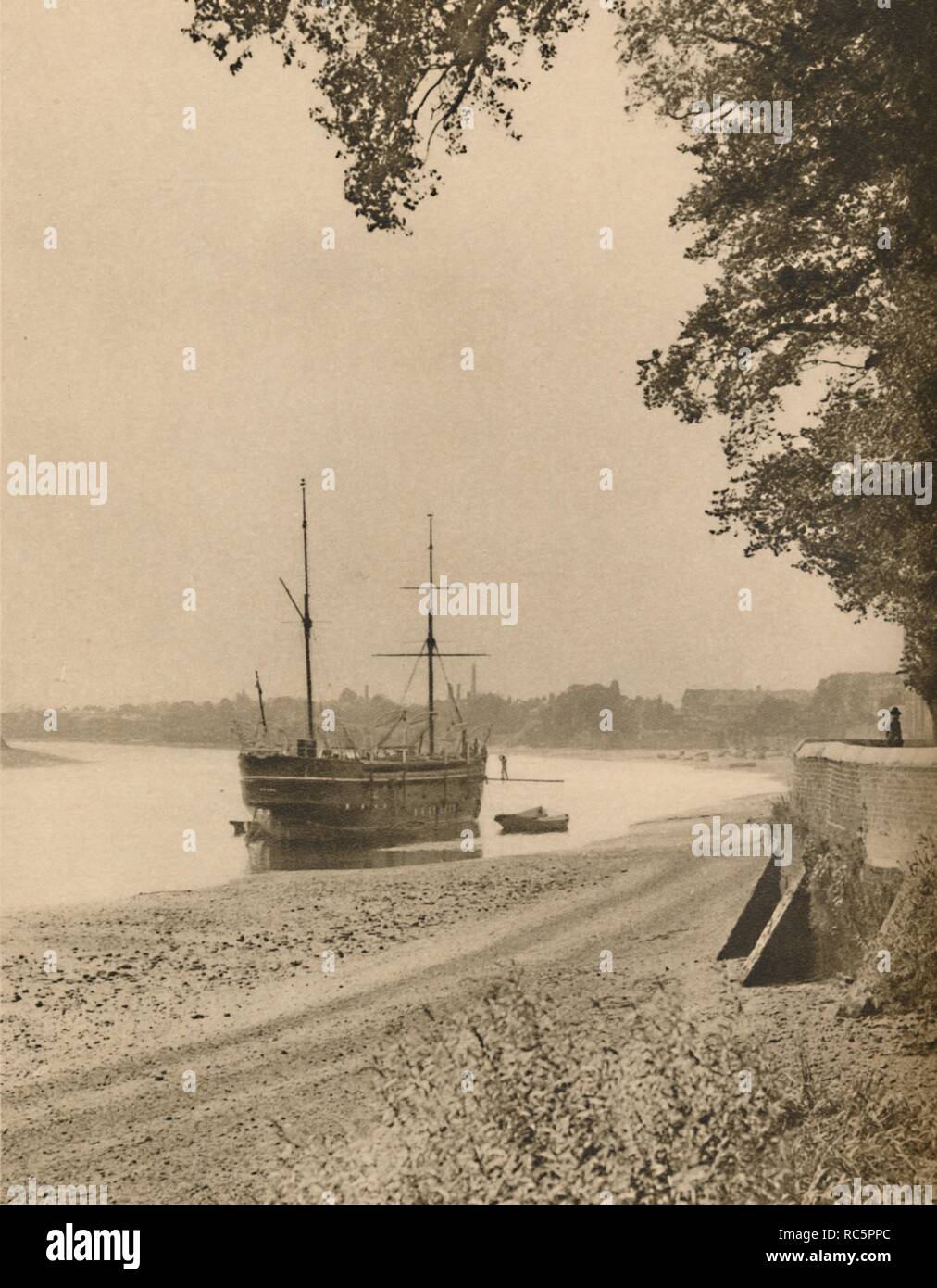 "L'ancien 'Stork' à son amarrage au large de Chiswick Mall', c1935. Créateur : Inconnu. Banque D'Images