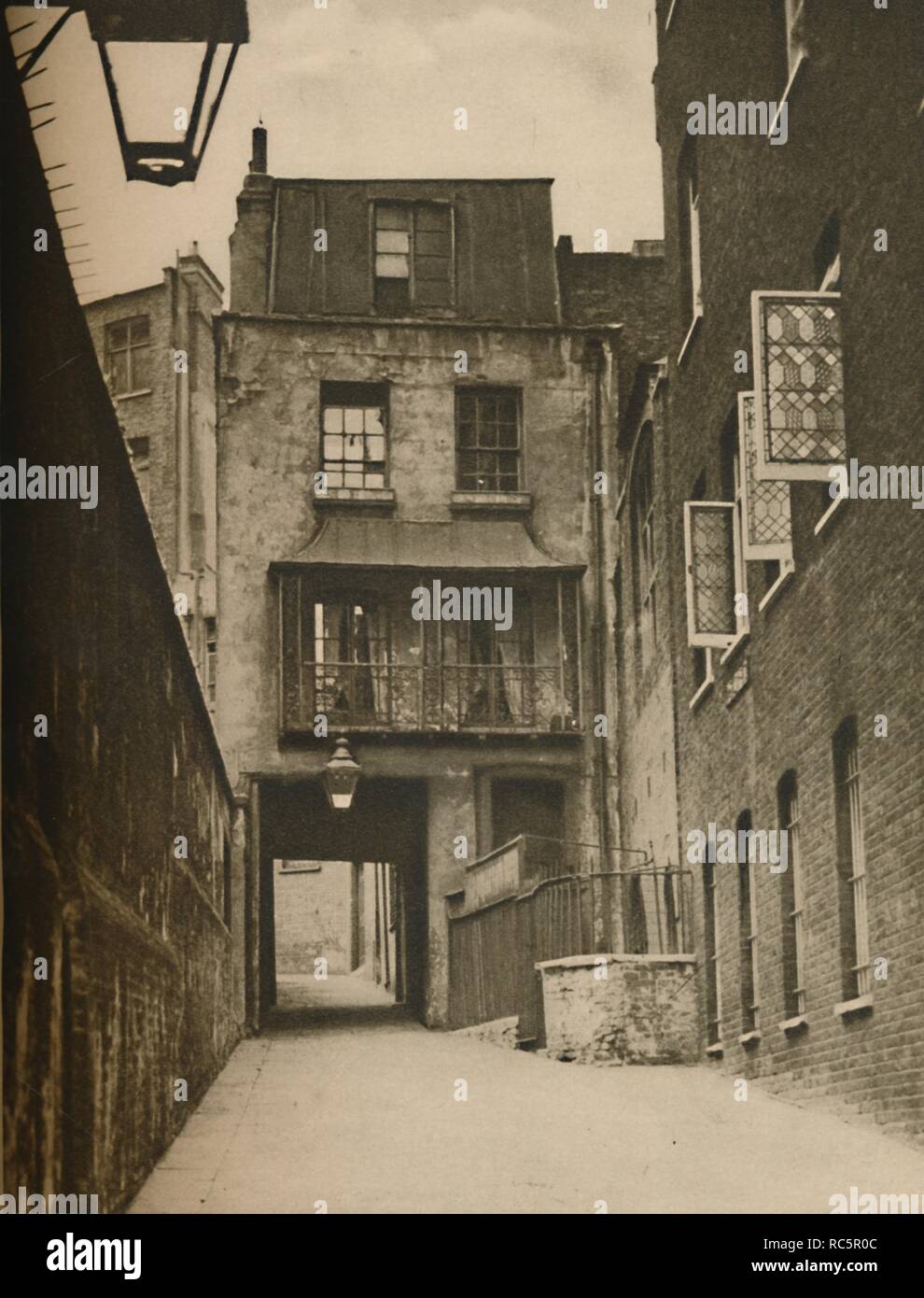 'Strand Lane et l'entrée de la baignoire romaine', c1935. Créateur : Inconnu. Banque D'Images