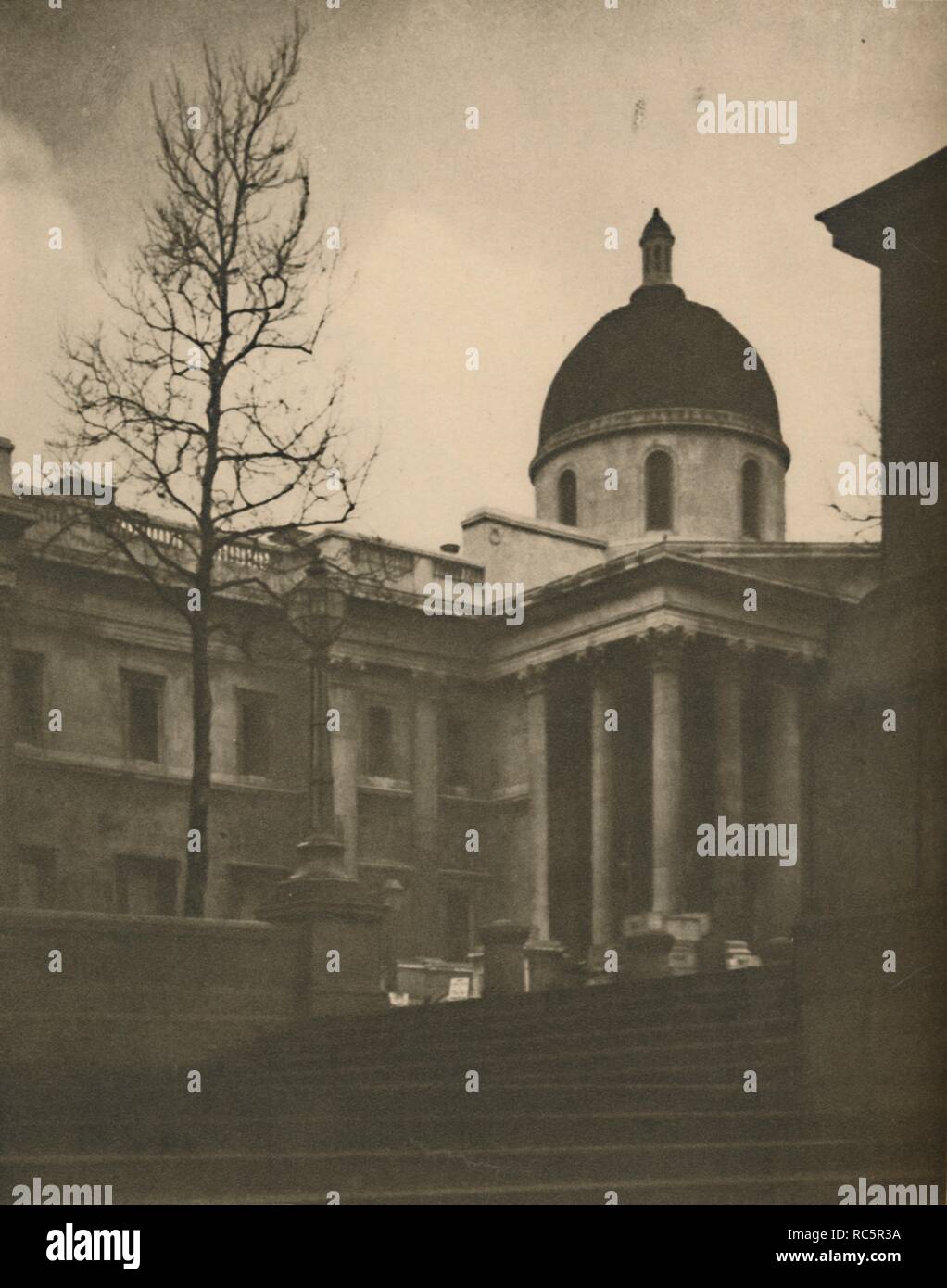 "Le Musée des beaux-arts à partir de la terrasse Pas de Trafalgar Square', c1935. Organisateur : Walter Benington. Banque D'Images