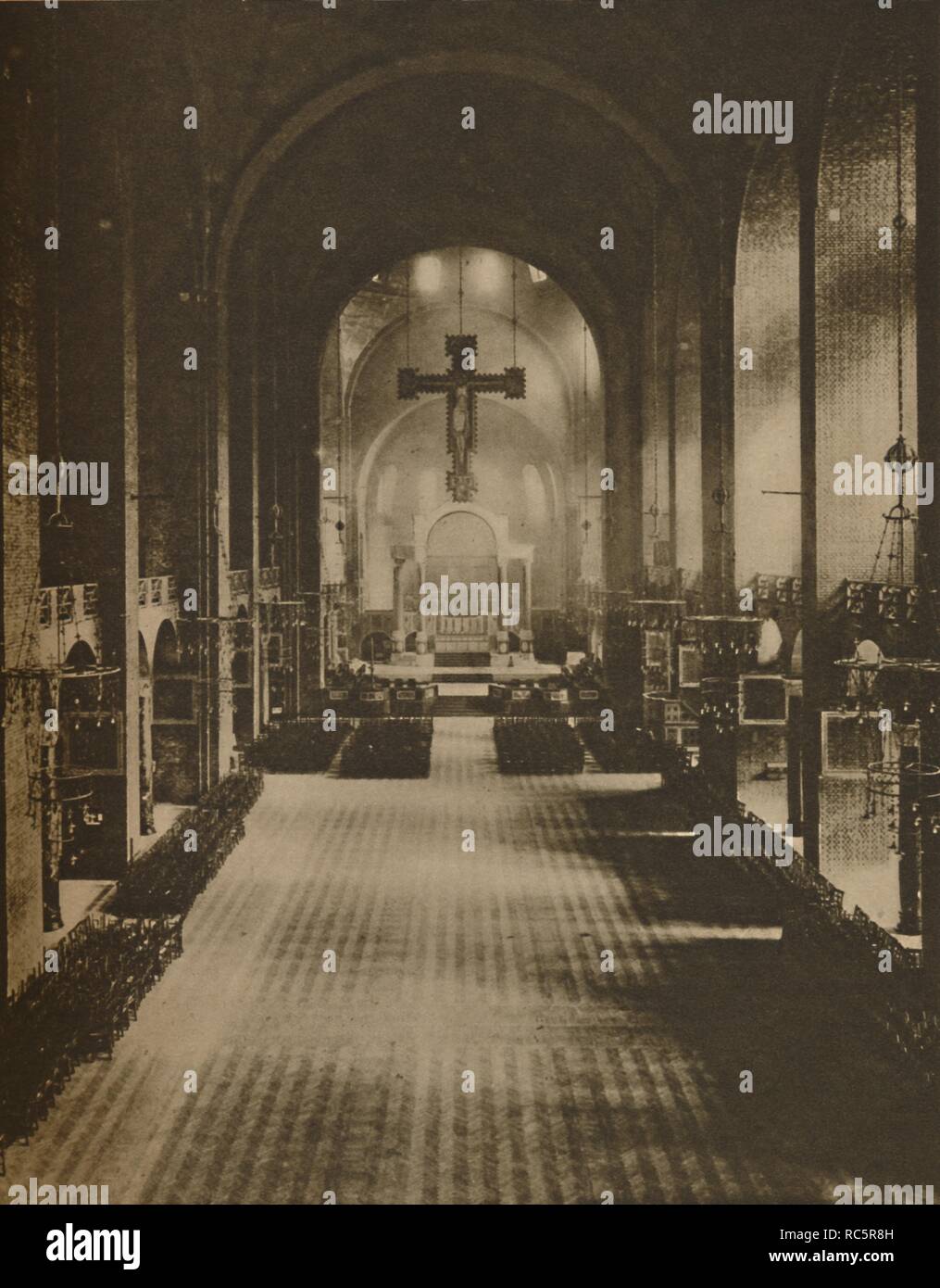 'Intérieur de la cathédrale de Westminster vu depuis l'extrémité ouest', c1935. Organisateur : Cyril Ellis. Banque D'Images